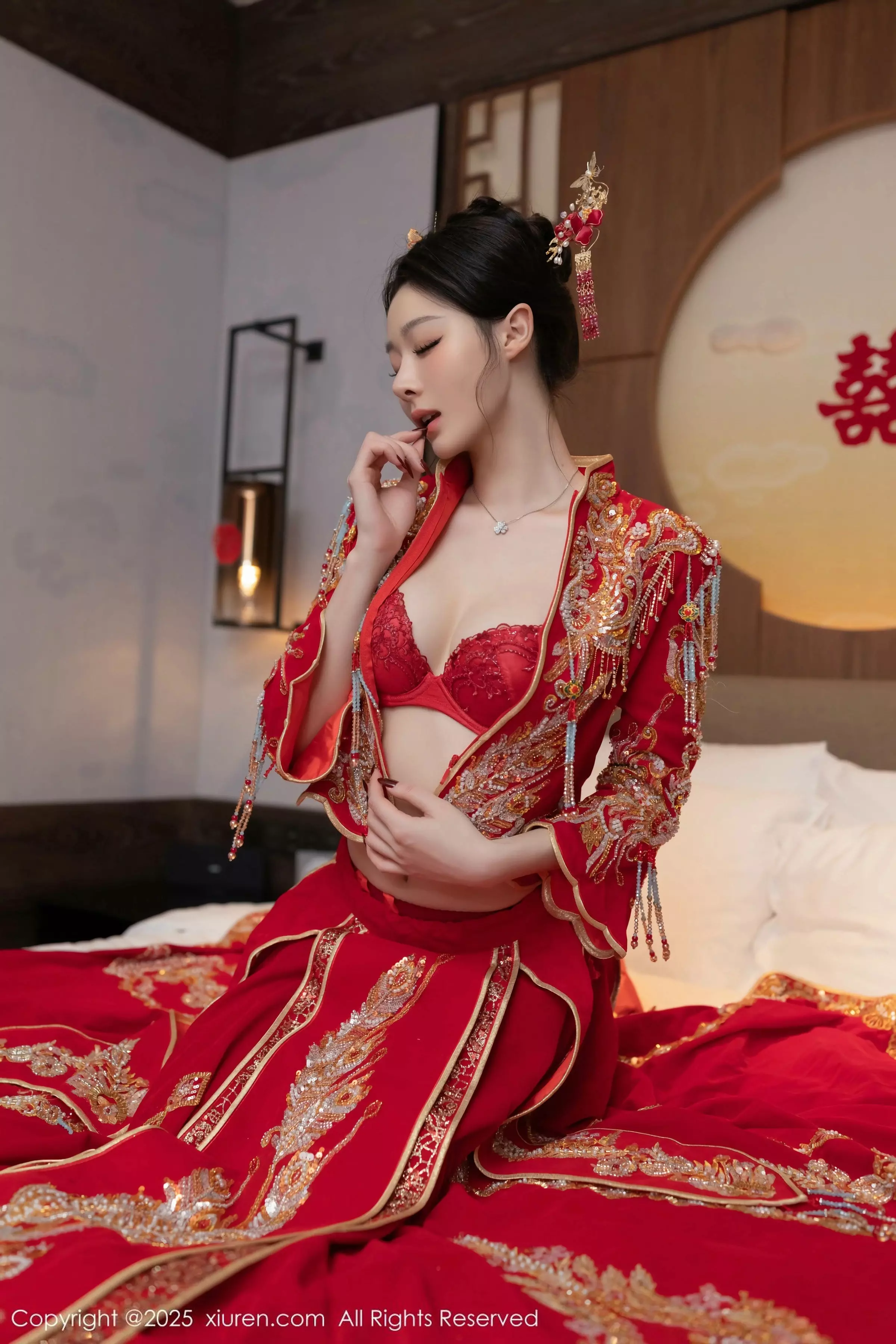 Xgyw.Org_XiuRen第10055期_模特小逗逗新婚主题性感红色蕾丝内衣配黑丝吊袜完美诱惑写真82P