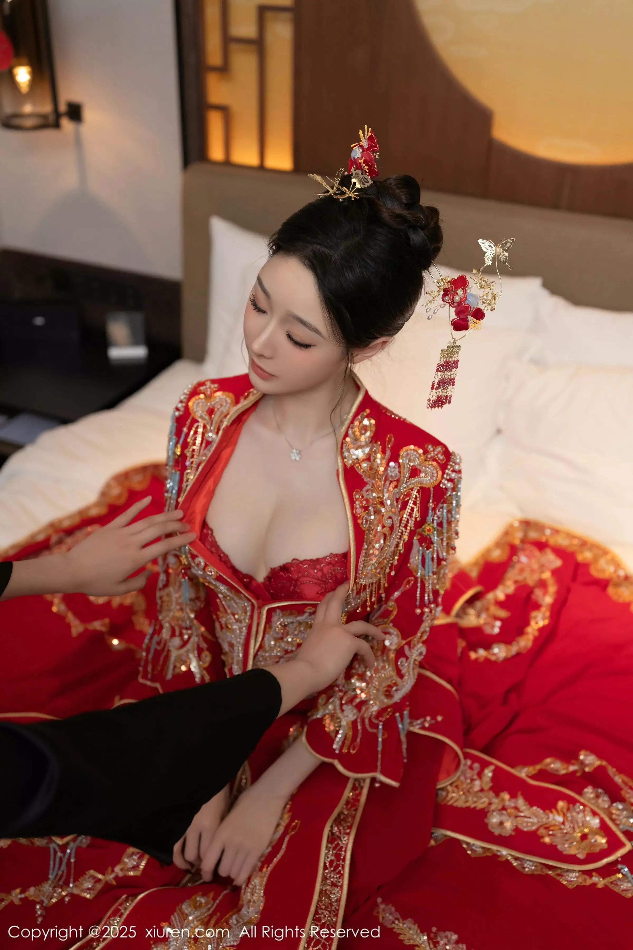 Xgyw.Org_XiuRen第10055期_模特小逗逗新婚主题性感红色蕾丝内衣配黑丝吊袜完美诱惑写真82P