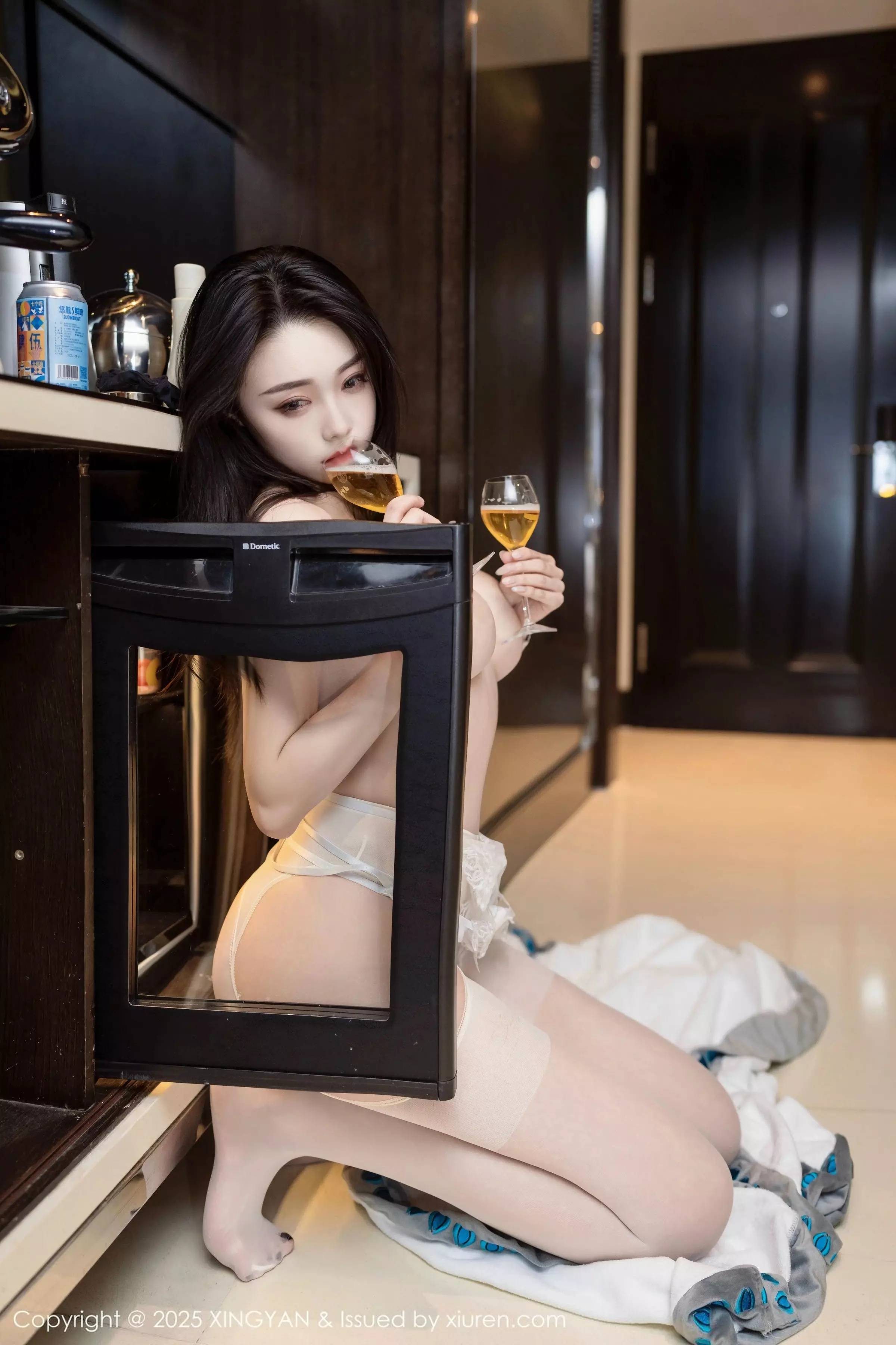 Xgyw.Org_[XINGYAN星颜社]VOL.326_模特清妙白色浴袍露白色情感内衣配白丝吊袜秀美腿诱惑写真80P