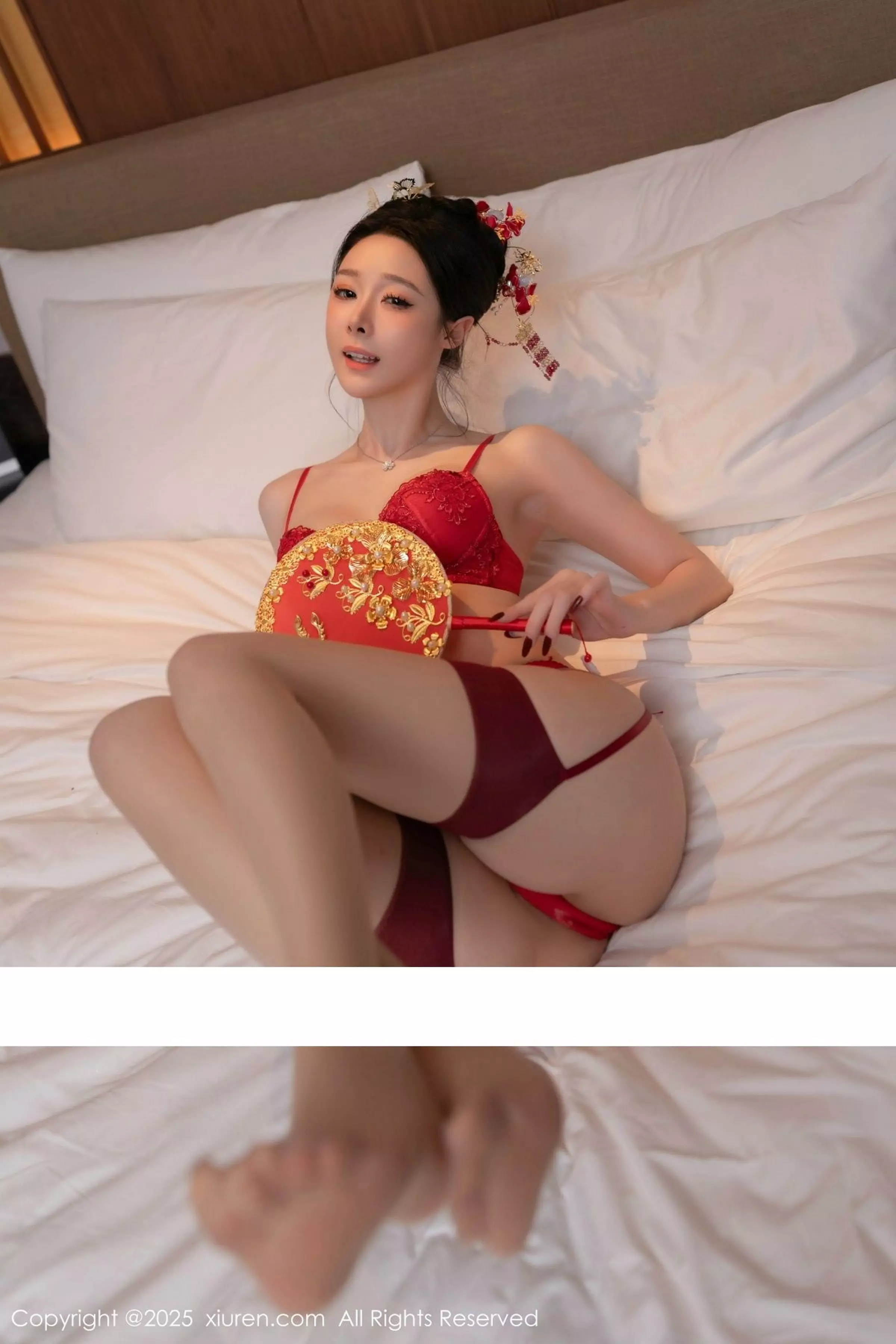 Xgyw.Org_XiuRen第10055期_模特小逗逗新婚主题性感红色蕾丝内衣配黑丝吊袜完美诱惑写真82P