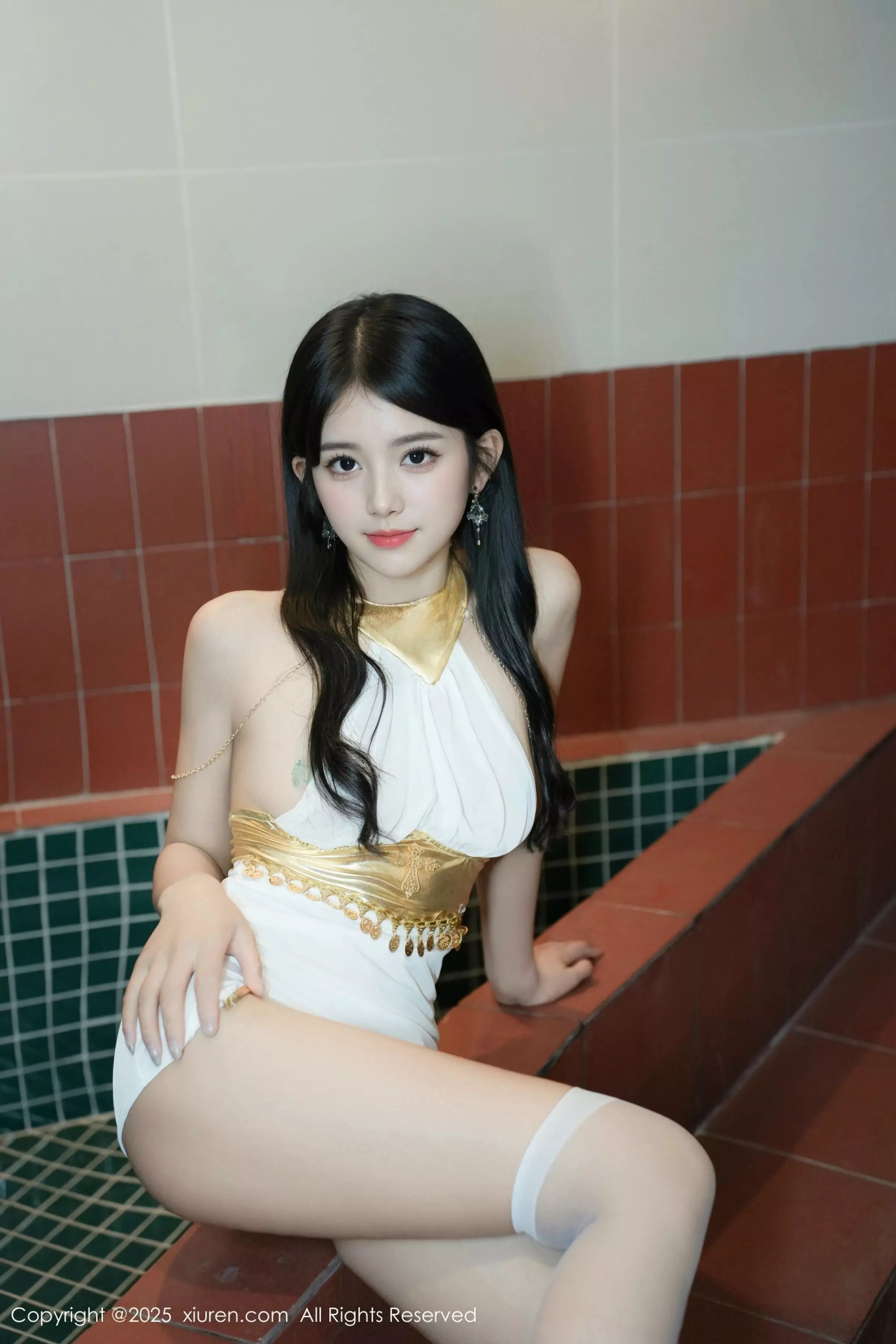 Xgyw.Org_XiuRen第10058期_模特美少女@性感白色情趣礼服配白色丝袜秀柔美身姿诱惑写真44P