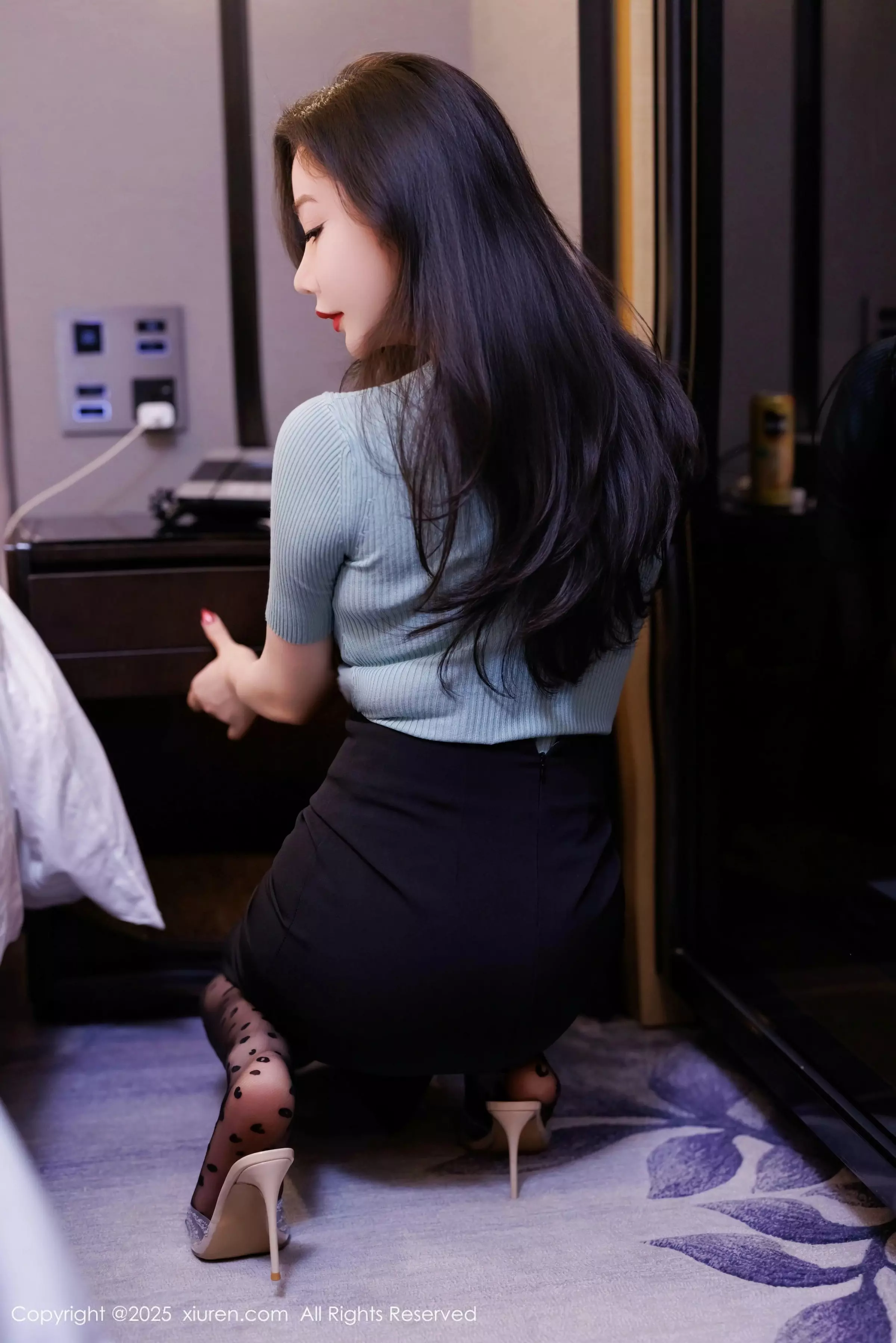 Xgyw.Org_XiuRen第10060期_女神心妍小公主性感蓝T配黑短裙露黑丝吊袜秀翘臀美腿诱惑写真62P