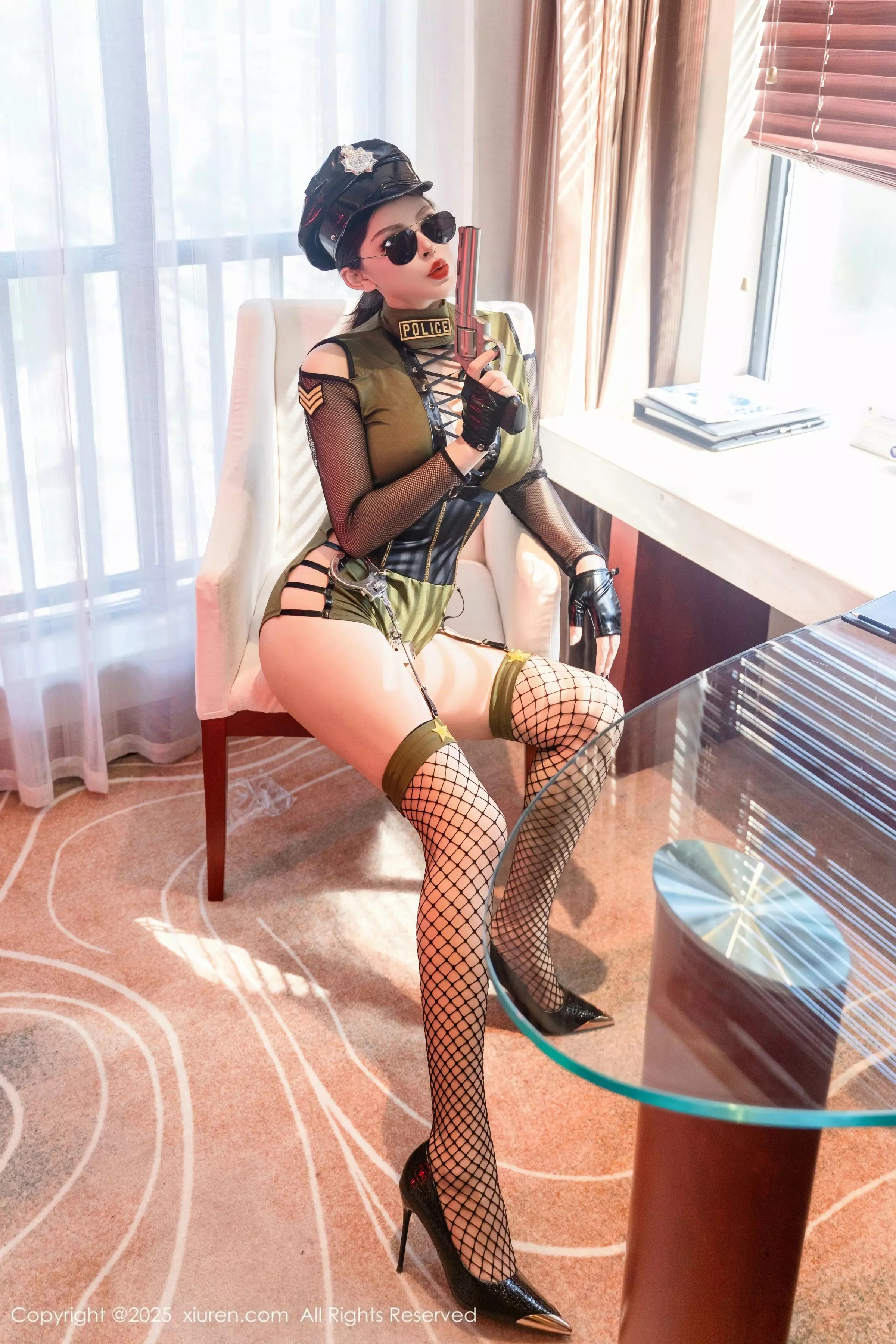 Xgyw.Org_XiuRen第10064期_大美妞伊丽莎有点白性感橄榄绿服饰配黑丝网袜秀美腿诱惑写真98P