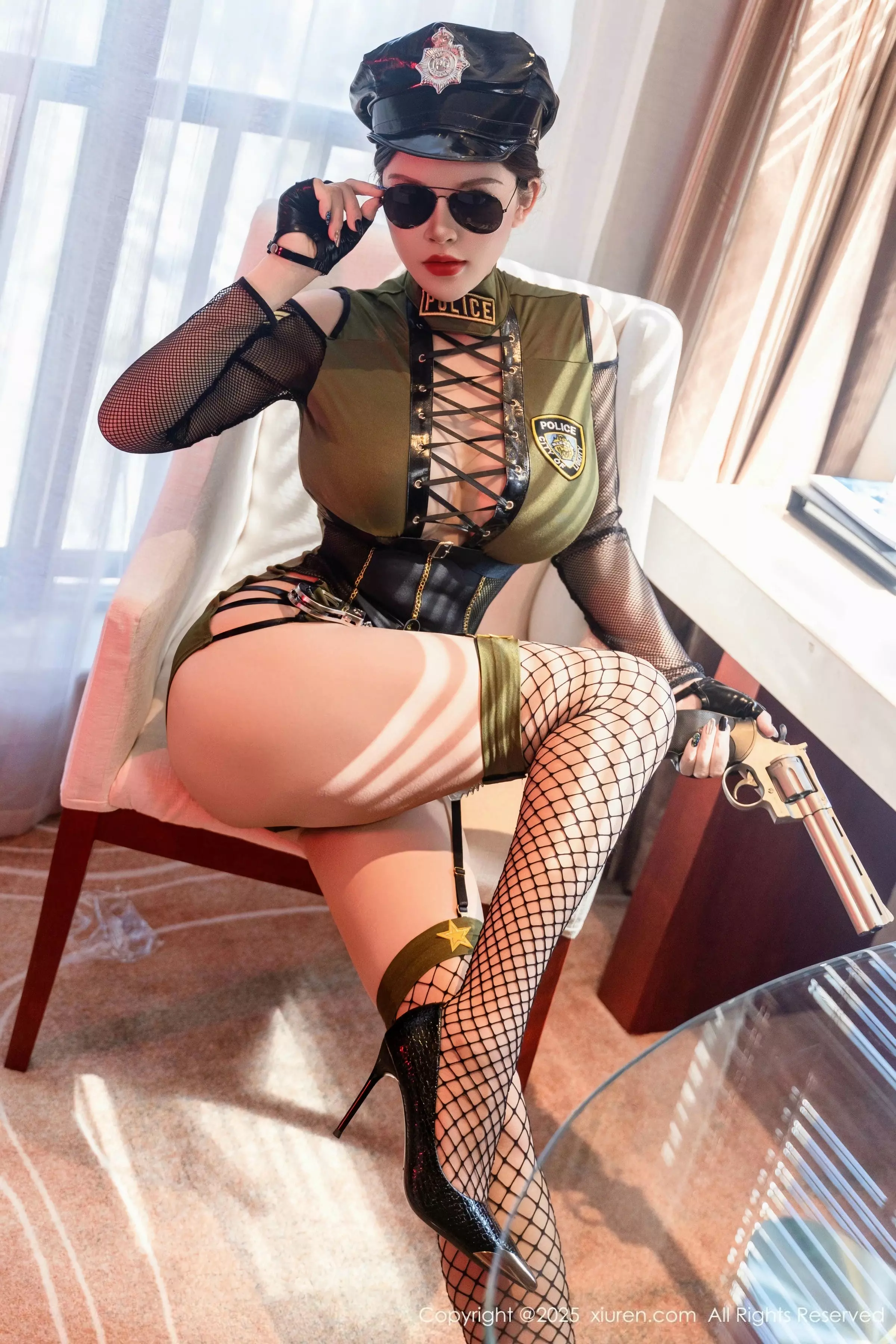 Xgyw.Org_XiuRen第10064期_大美妞伊丽莎有点白性感橄榄绿服饰配黑丝网袜秀美腿诱惑写真98P