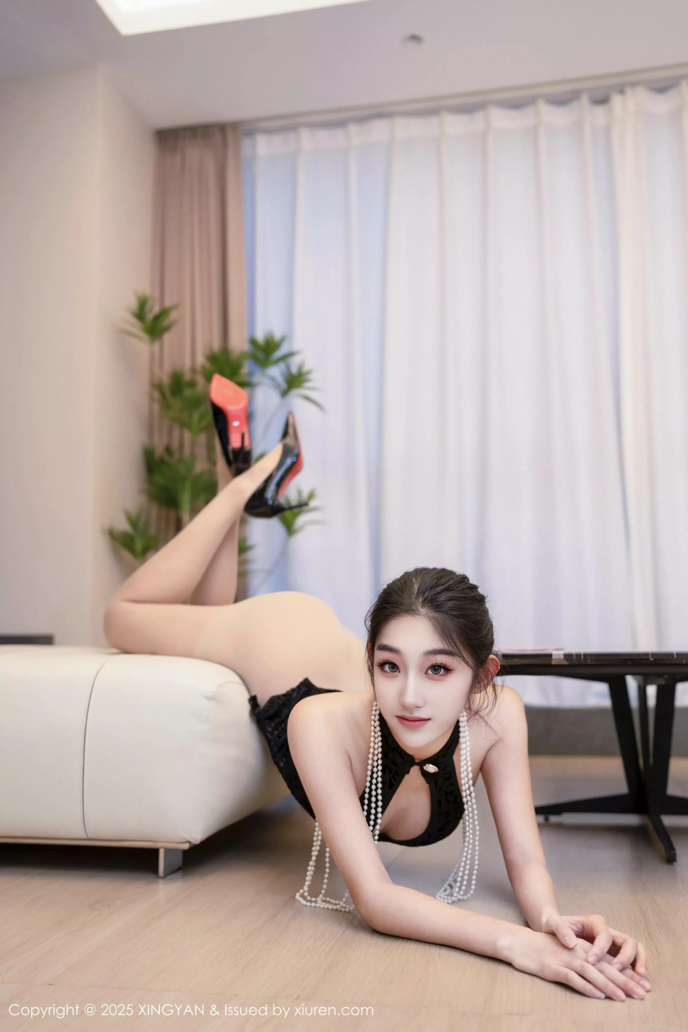 Xgyw.Org_[XINGYAN星颜社]VOL.327_模特星冉性感黑色连衣短裙配超薄肉丝秀曼妙身姿诱惑写真79P