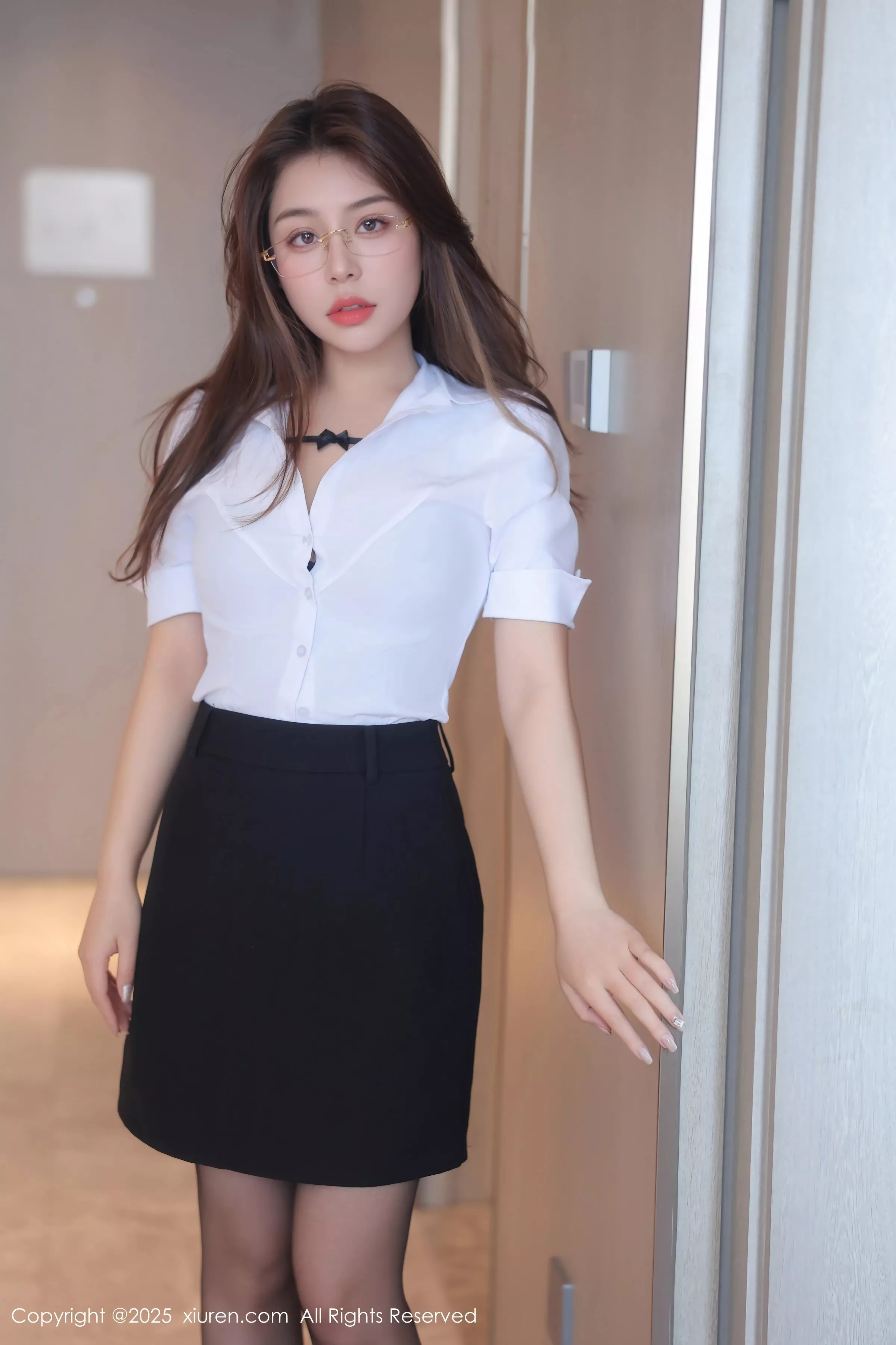 Xgyw.Org_XiuRen第10204期_新人模特云璎珞性感OL服饰露黑色内衣配黑丝吊袜秀美腿诱惑写真76P