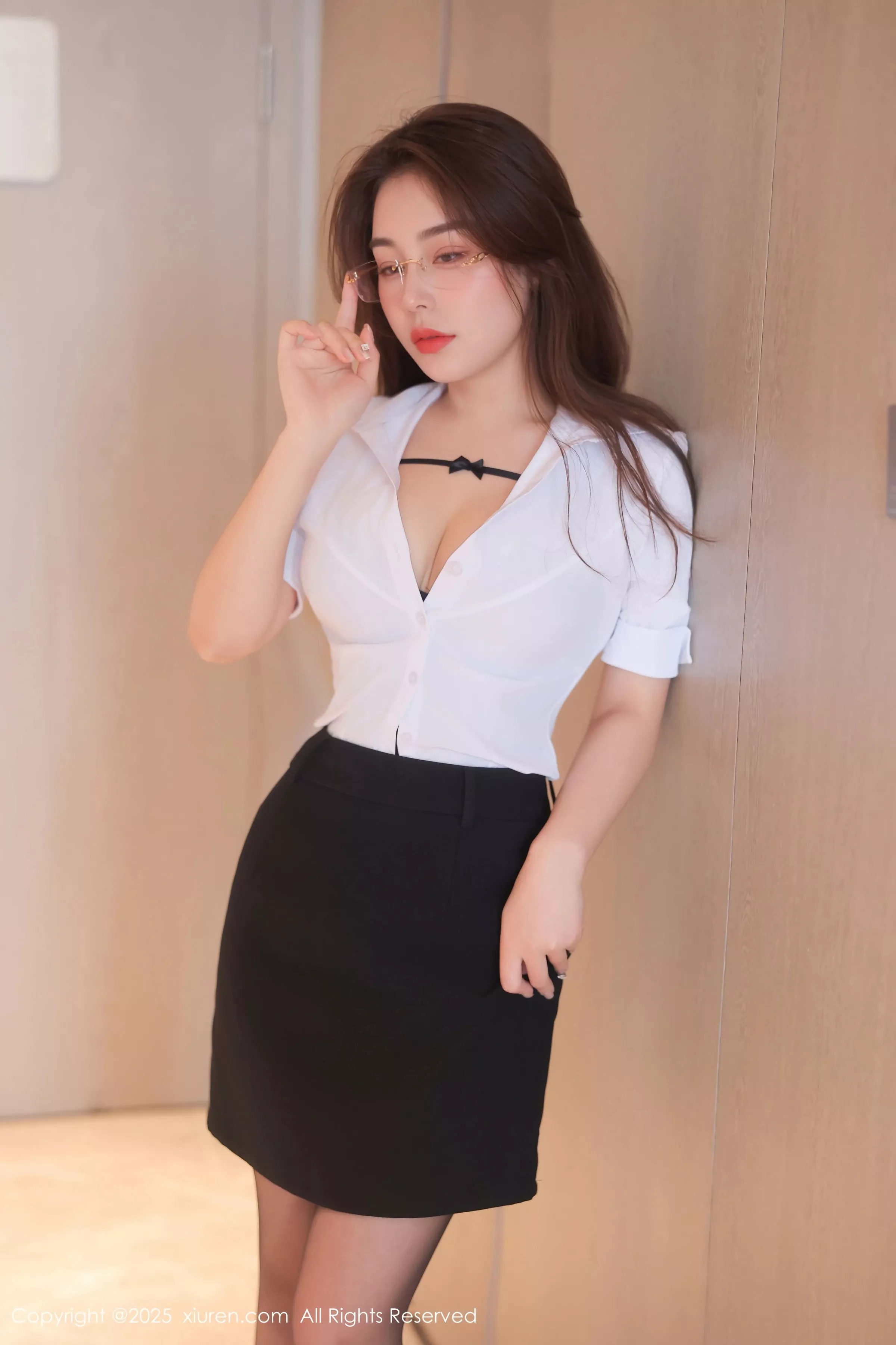 Xgyw.Org_XiuRen第10204期_新人模特云璎珞性感OL服饰露黑色内衣配黑丝吊袜秀美腿诱惑写真76P