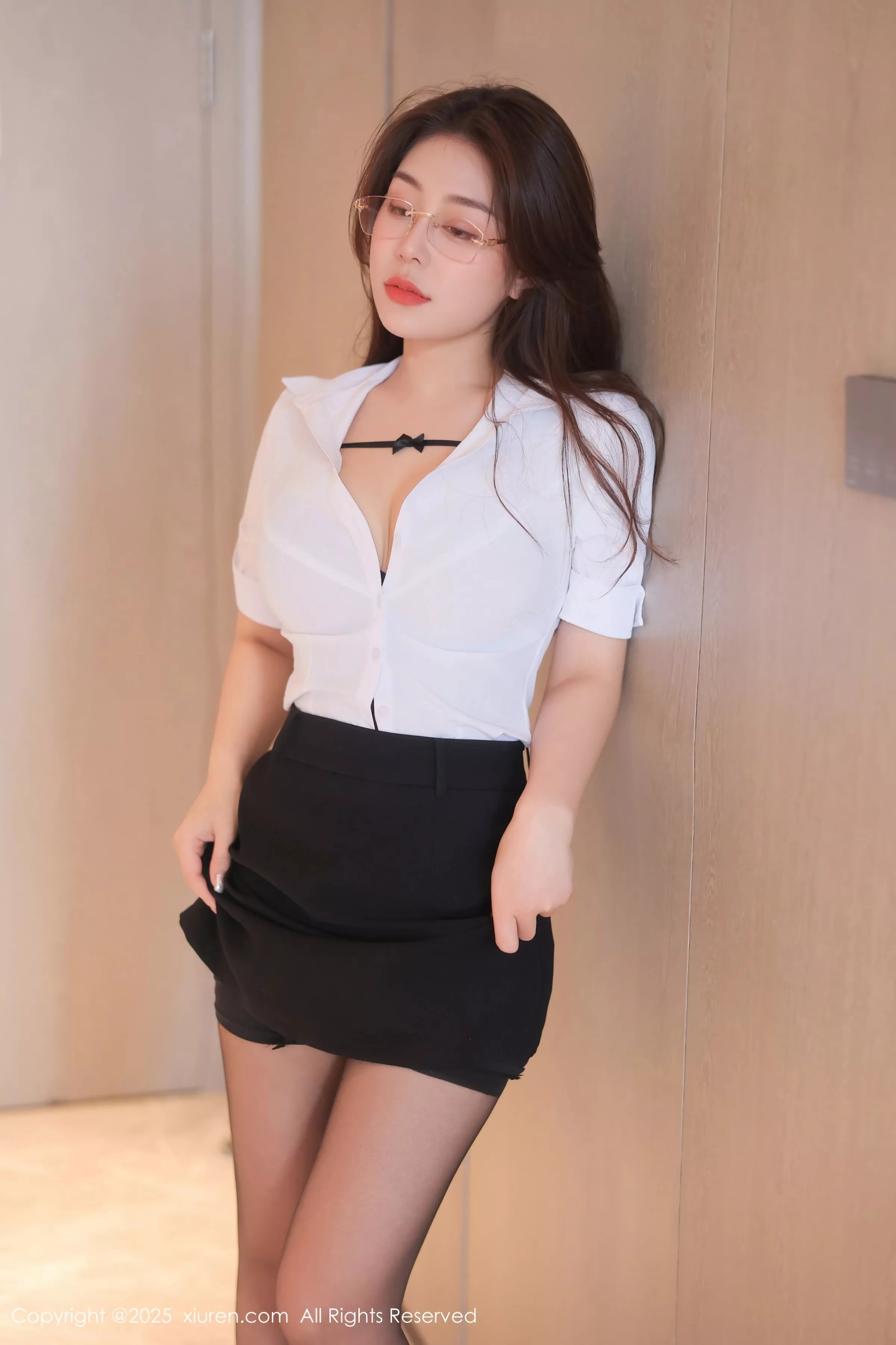 Xgyw.Org_XiuRen第10204期_新人模特云璎珞性感OL服饰露黑色内衣配黑丝吊袜秀美腿诱惑写真76P