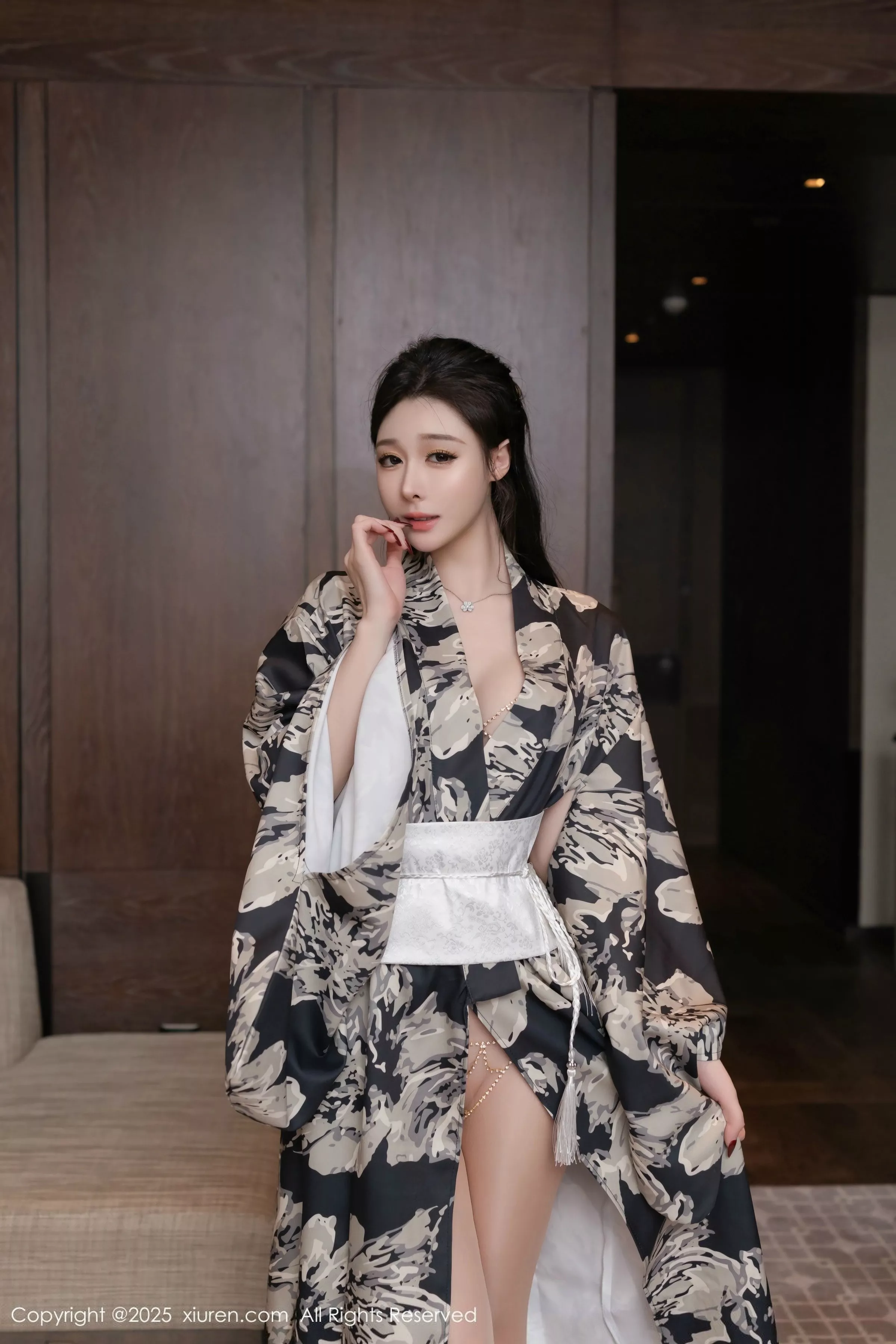 Xgyw.Org_XiuRen第10352期_模特合集美女小逗逗＆陆萱萱性感姐妹花超薄肉丝私房诱惑写真80P