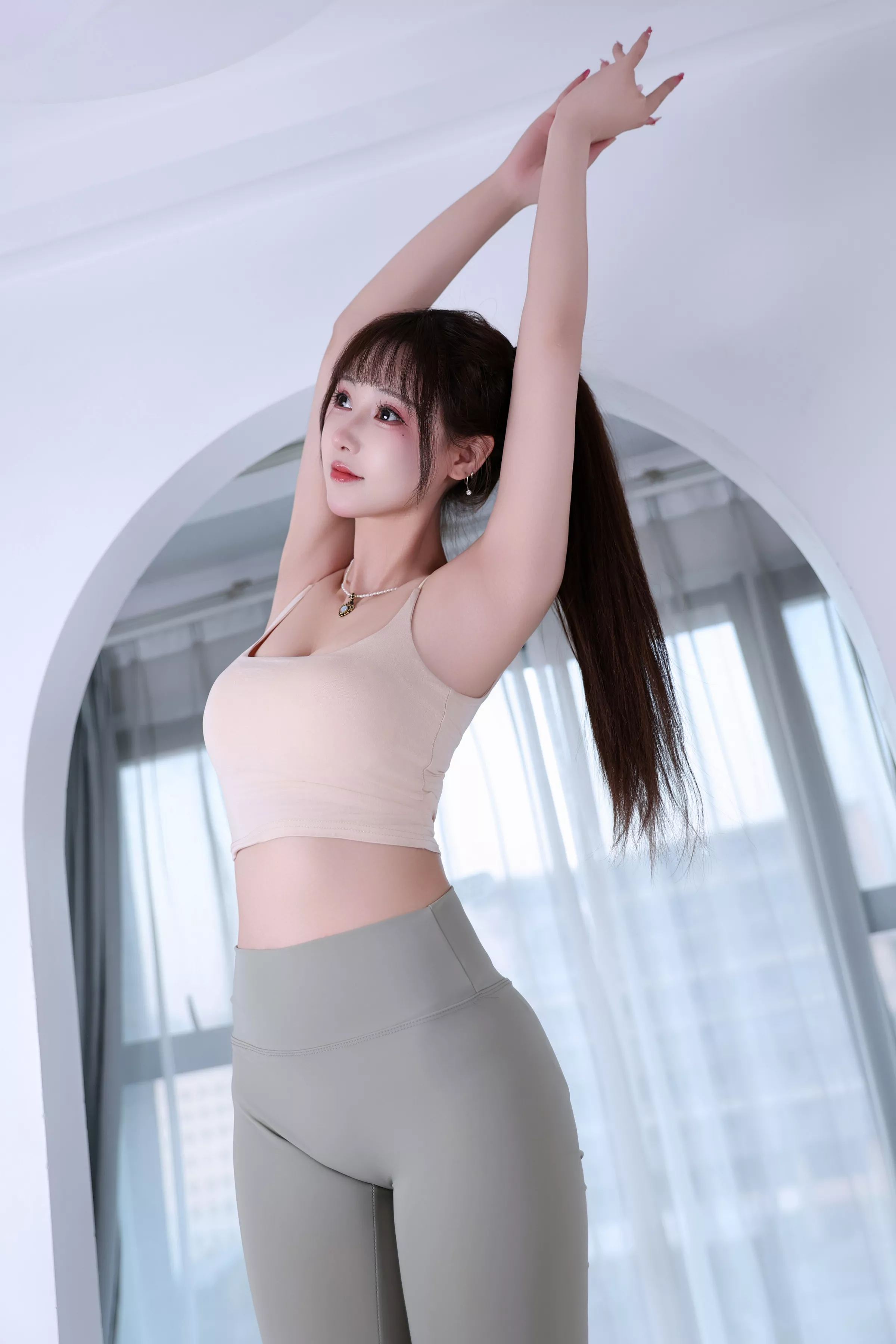 Xgyw.Org_网络美女羽生三未瑜伽姐姐主题性感浅色吊带配灰色瑜伽裤紧身秀完美身材撩人诱惑写真42P