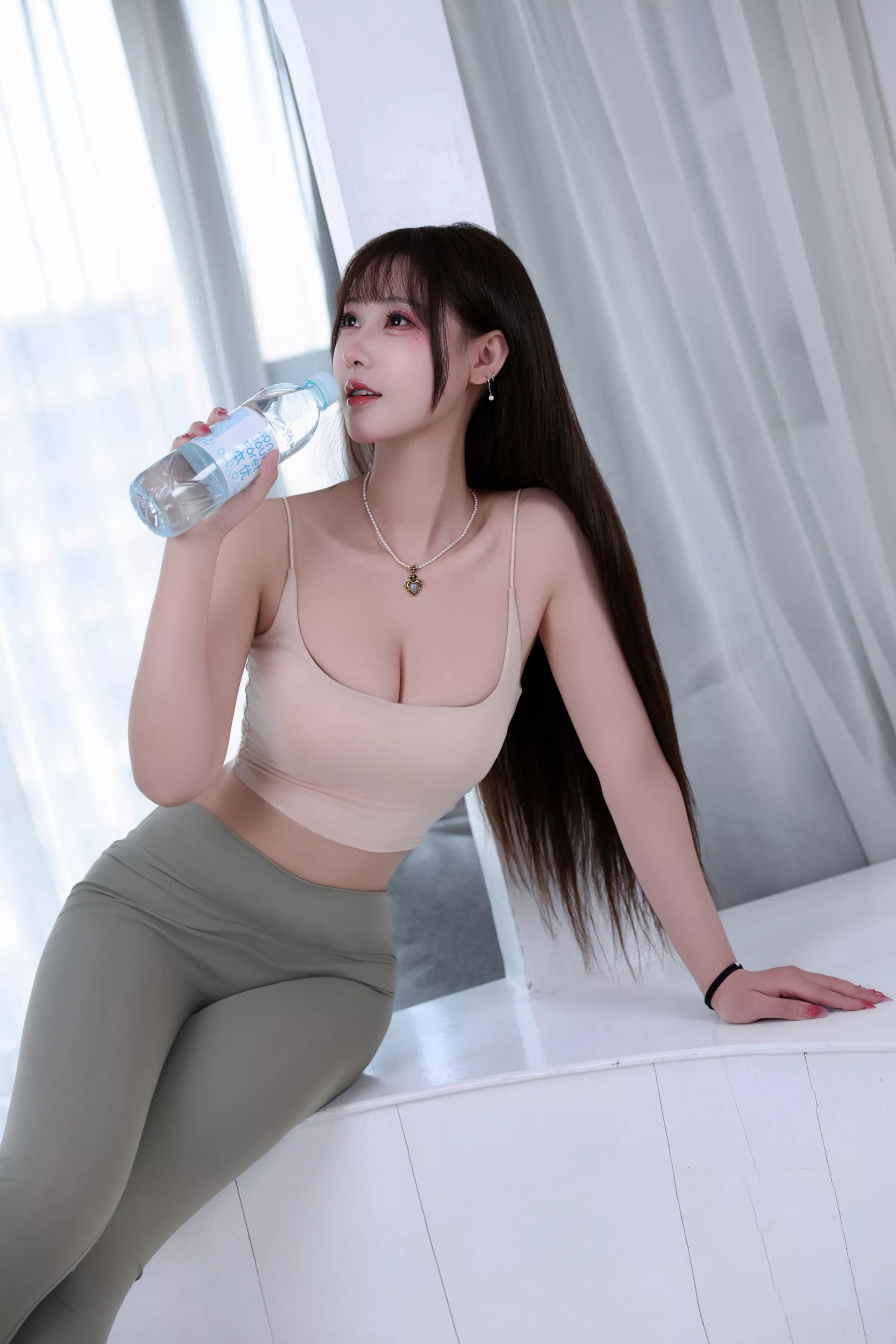 Xgyw.Org_网络美女羽生三未瑜伽姐姐主题性感浅色吊带配灰色瑜伽裤紧身秀完美身材撩人诱惑写真42P