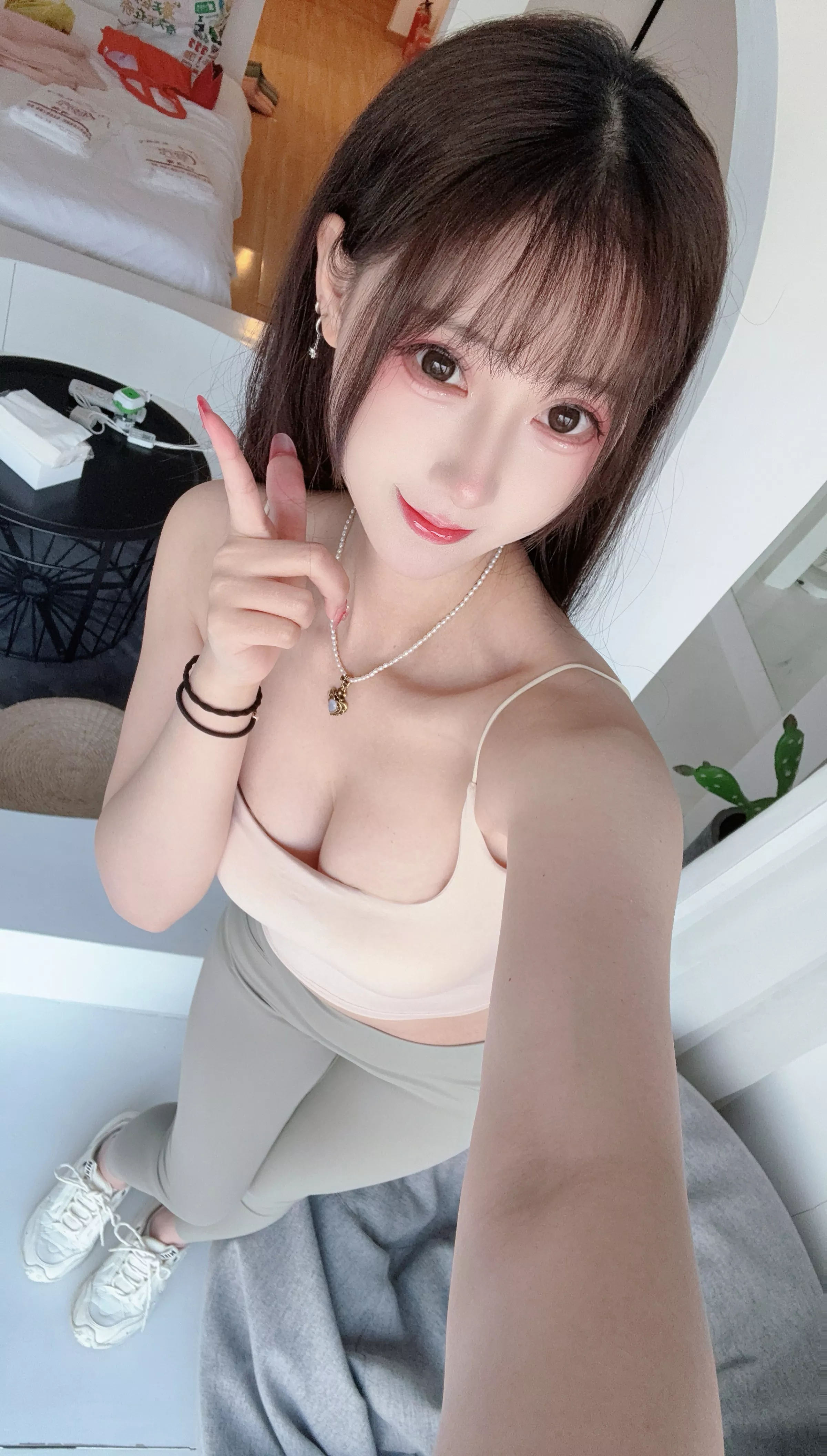 Xgyw.Org_网络美女羽生三未瑜伽姐姐主题性感浅色吊带配灰色瑜伽裤紧身秀完美身材撩人诱惑写真42P