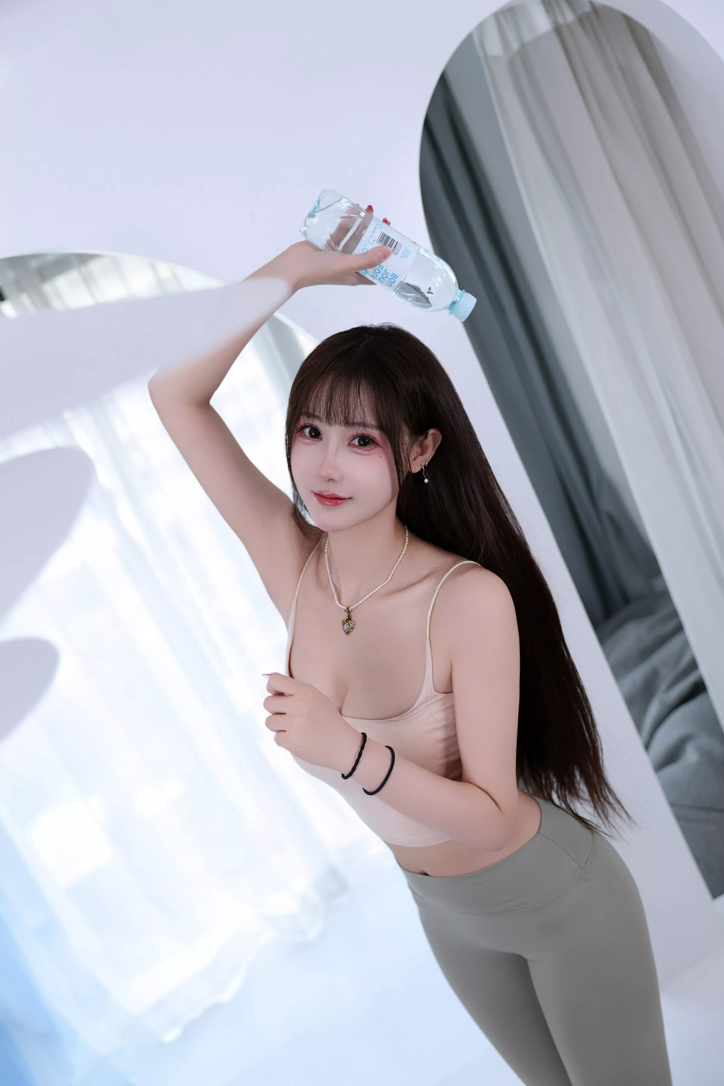 Xgyw.Org_网络美女羽生三未瑜伽姐姐主题性感浅色吊带配灰色瑜伽裤紧身秀完美身材撩人诱惑写真42P