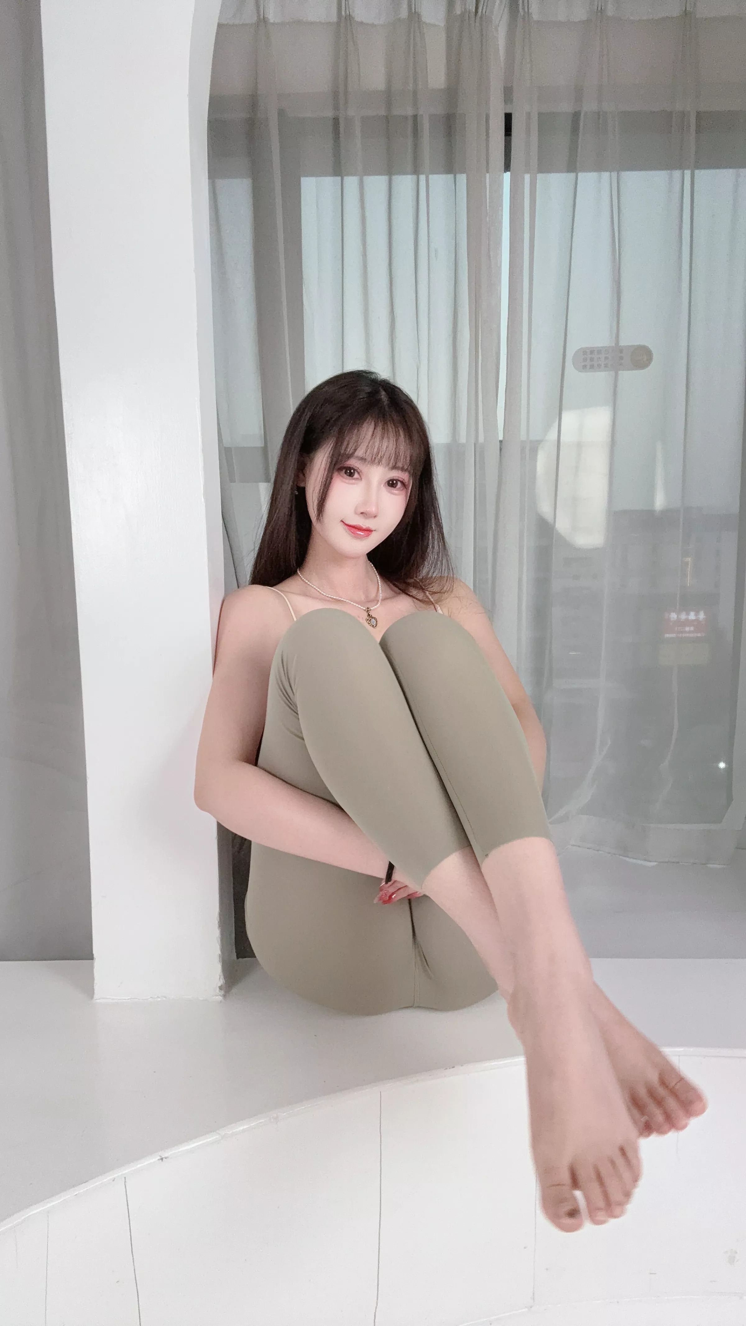 Xgyw.Org_网络美女羽生三未瑜伽姐姐主题性感浅色吊带配灰色瑜伽裤紧身秀完美身材撩人诱惑写真42P