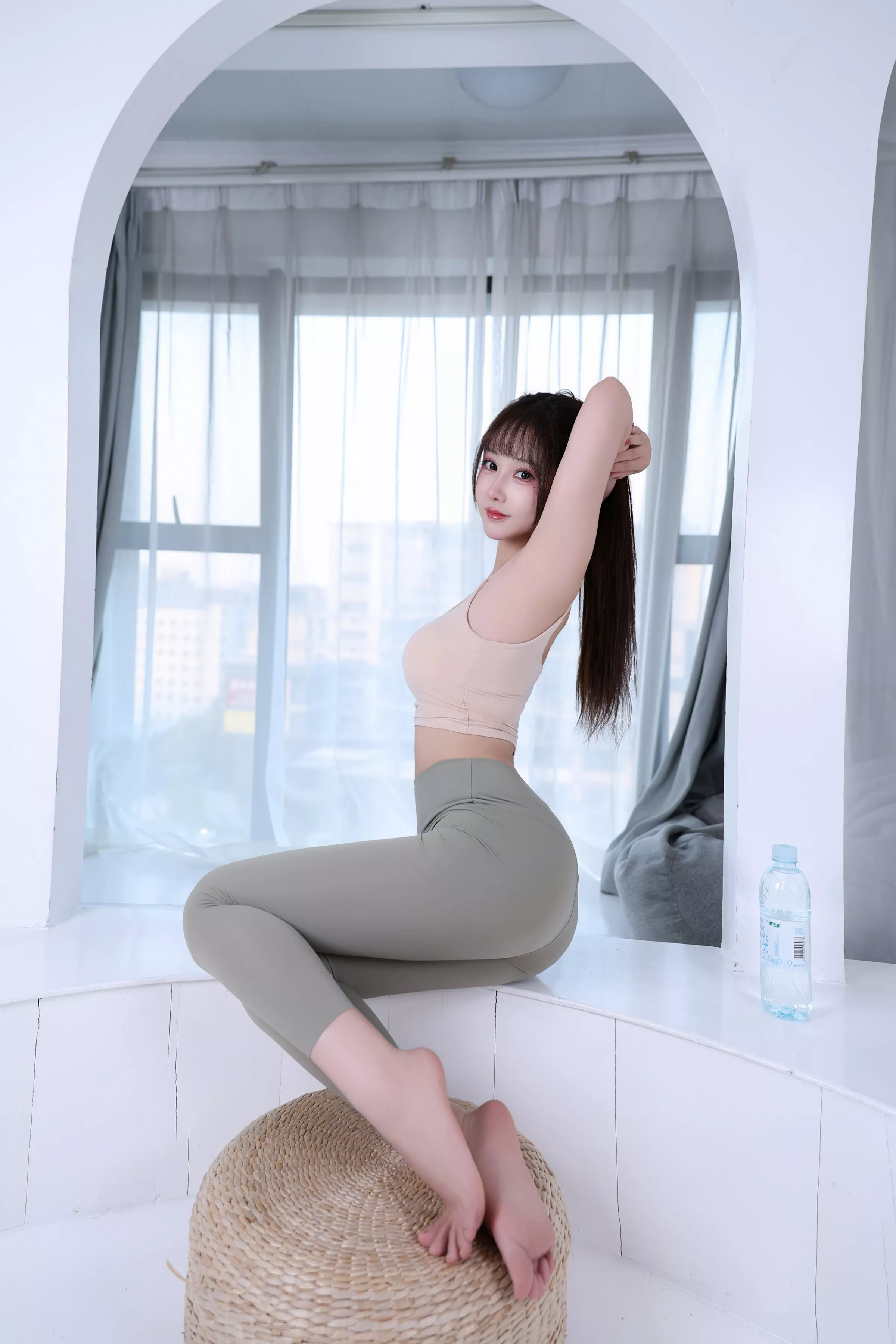 Xgyw.Org_网络美女羽生三未瑜伽姐姐主题性感浅色吊带配灰色瑜伽裤紧身秀完美身材撩人诱惑写真42P