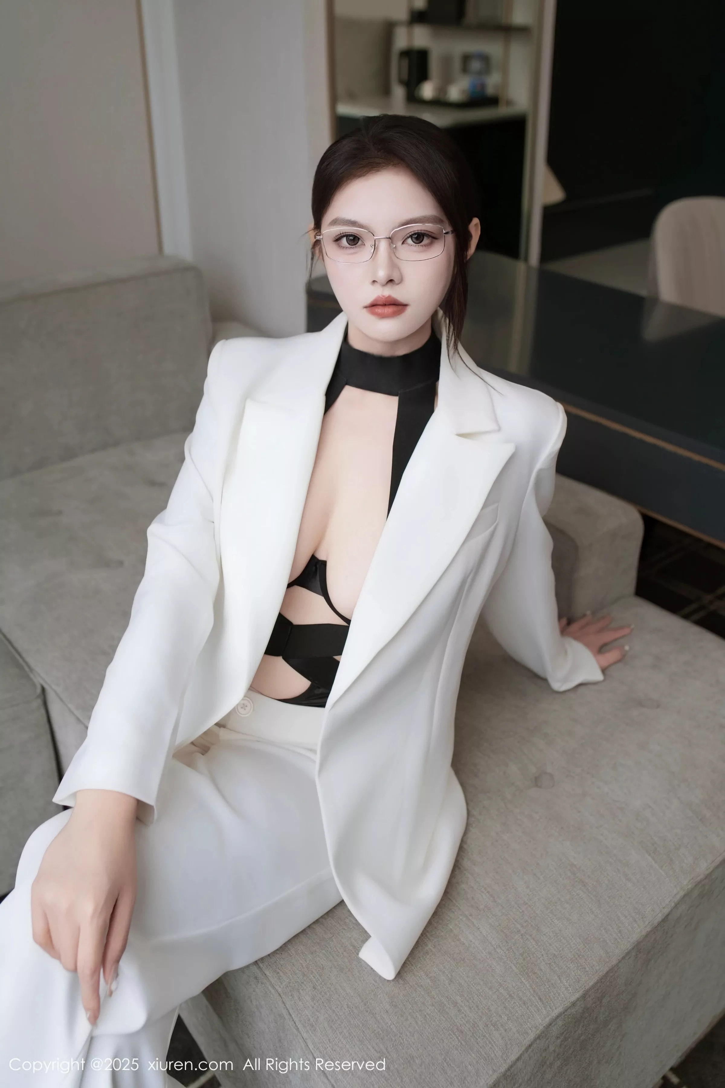 Xgyw.Org_[XiuRen秀人网]No.10464_新人模特冬安白色西服露黑色情趣内衣配黑丝袜秀丰满身材诱惑写真94P