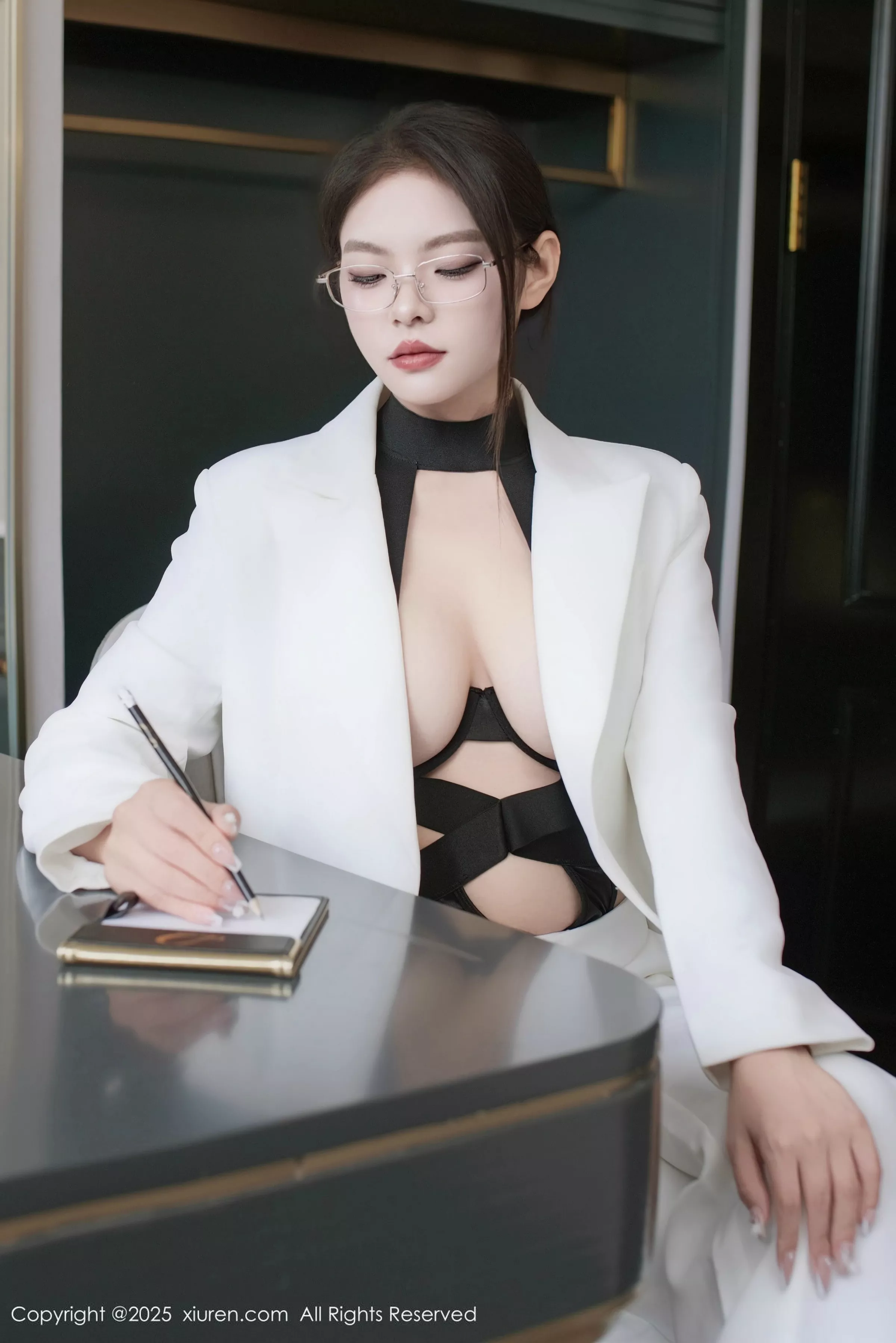 Xgyw.Org_[XiuRen秀人网]No.10464_新人模特冬安白色西服露黑色情趣内衣配黑丝袜秀丰满身材诱惑写真94P