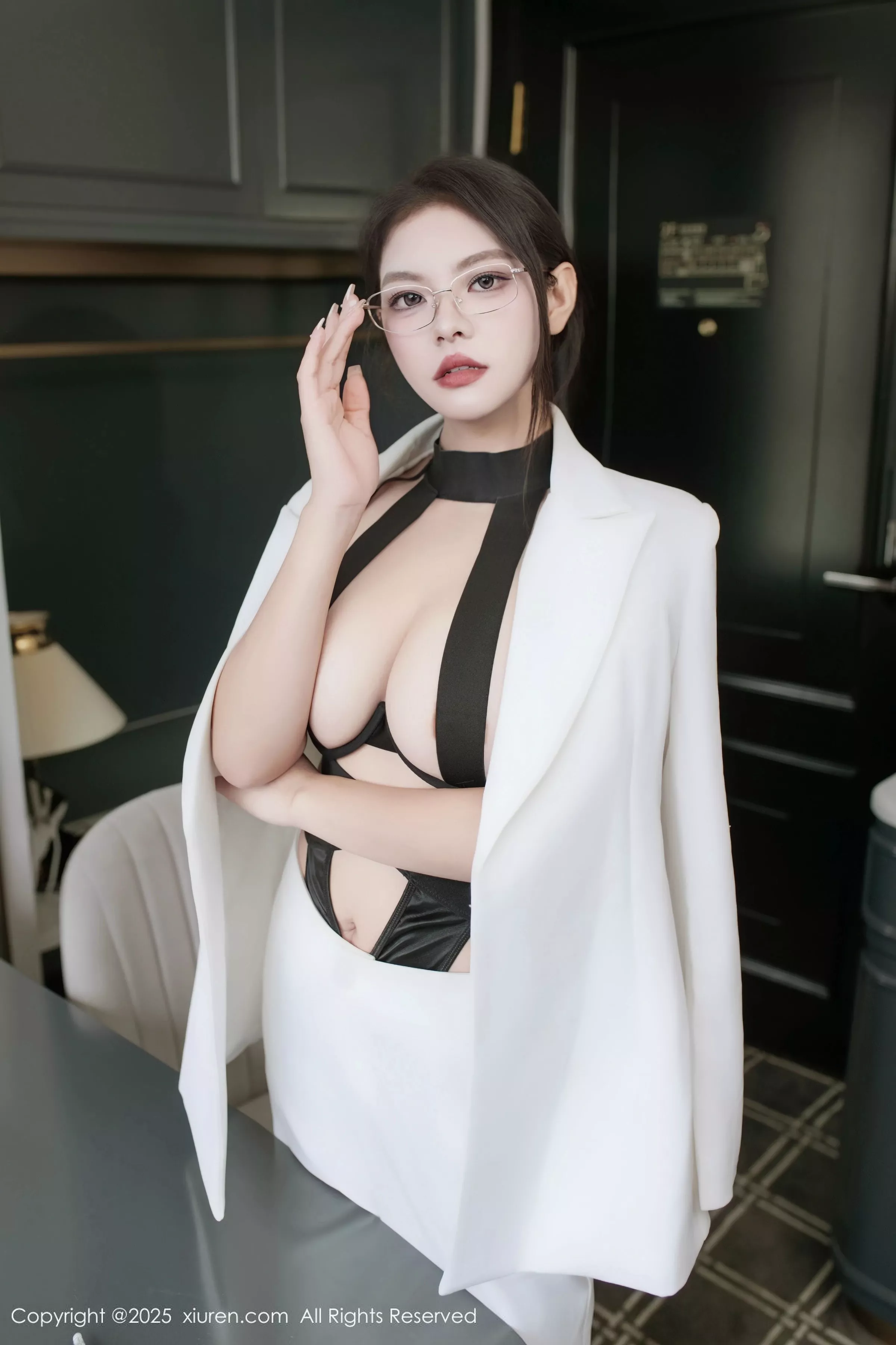 Xgyw.Org_[XiuRen秀人网]No.10464_新人模特冬安白色西服露黑色情趣内衣配黑丝袜秀丰满身材诱惑写真94P