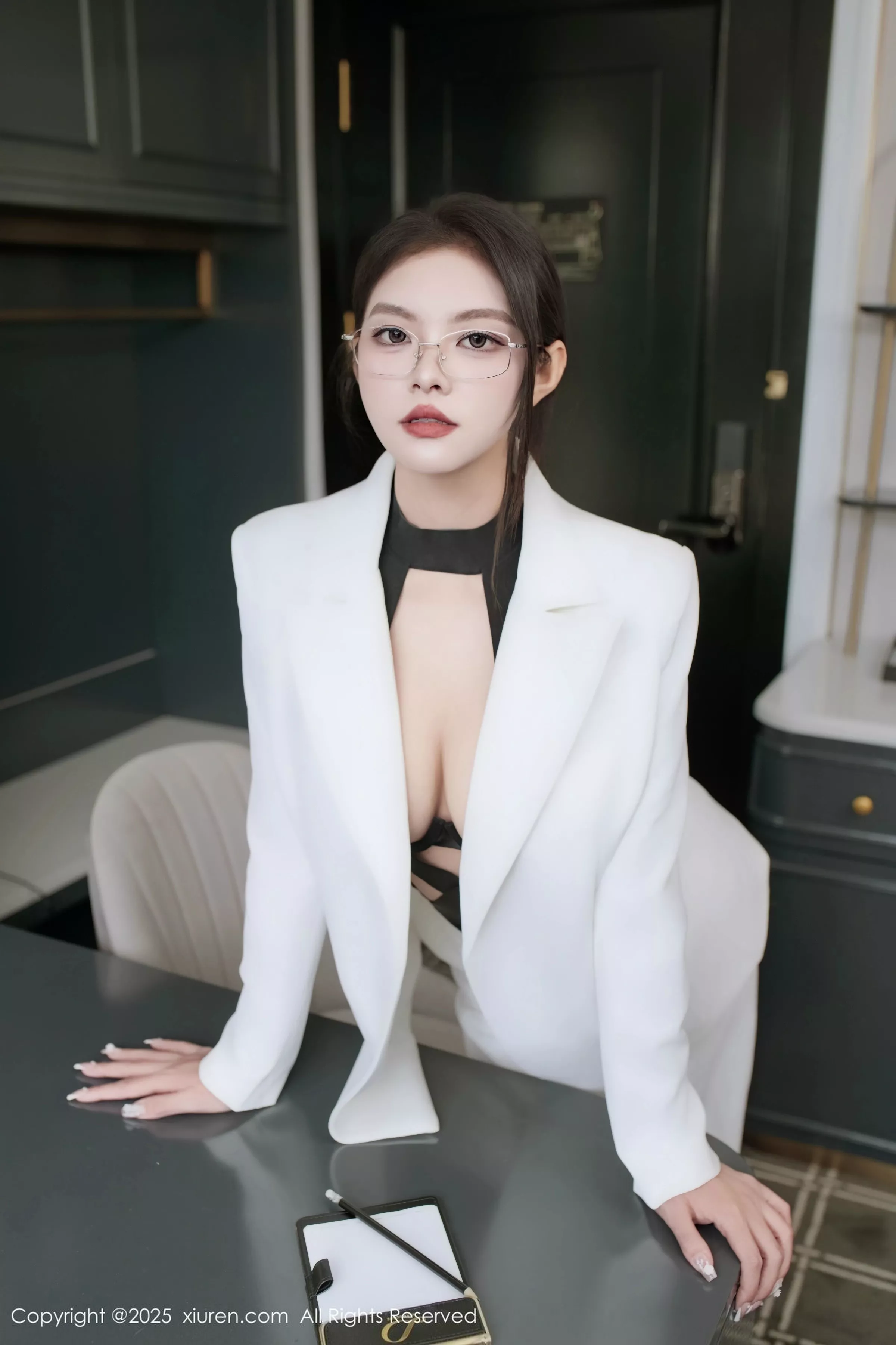 Xgyw.Org_[XiuRen秀人网]No.10464_新人模特冬安白色西服露黑色情趣内衣配黑丝袜秀丰满身材诱惑写真94P