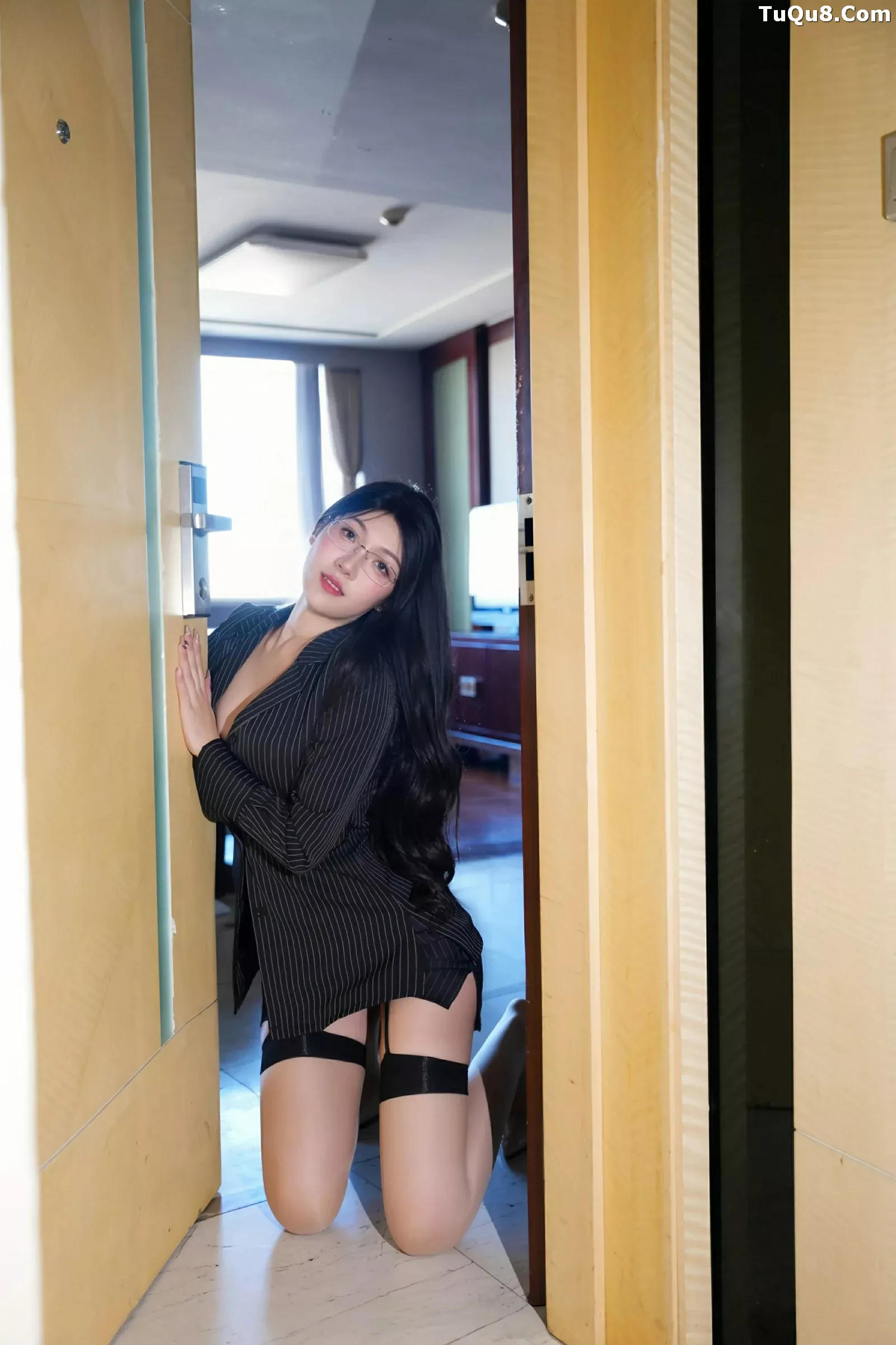 Xgyw.Org_[XiuRen秀人网]No.10487_新人模特美悠性感黑色OL服饰配黑丝吊袜秀丰腴身材诱惑写真74P