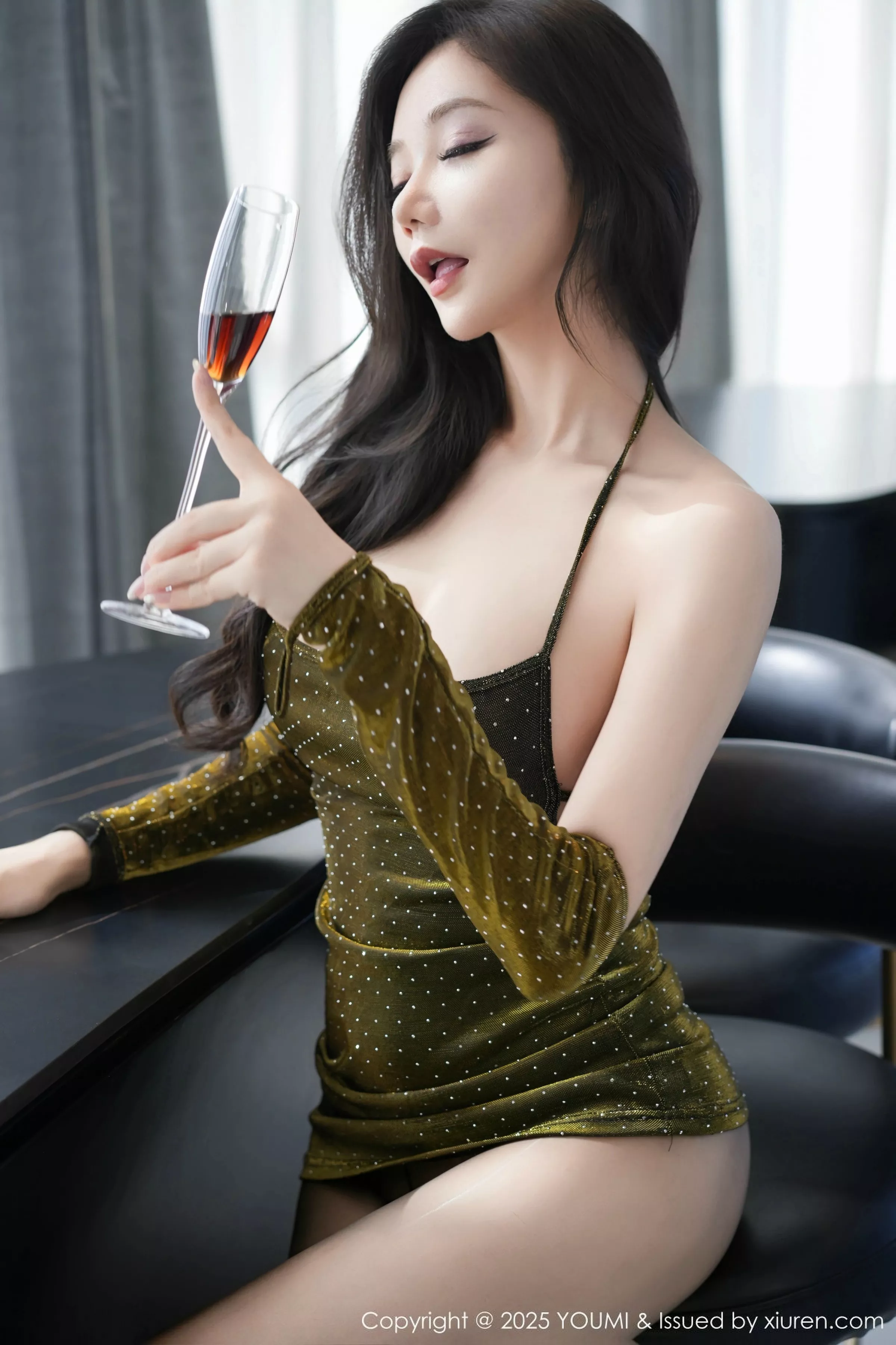 Xgyw.Org_[YouMi尤蜜荟]Vol.1148_女神心妍小公主性感橄榄绿露肩短裙配超薄黑丝秀美腿诱惑写真84P