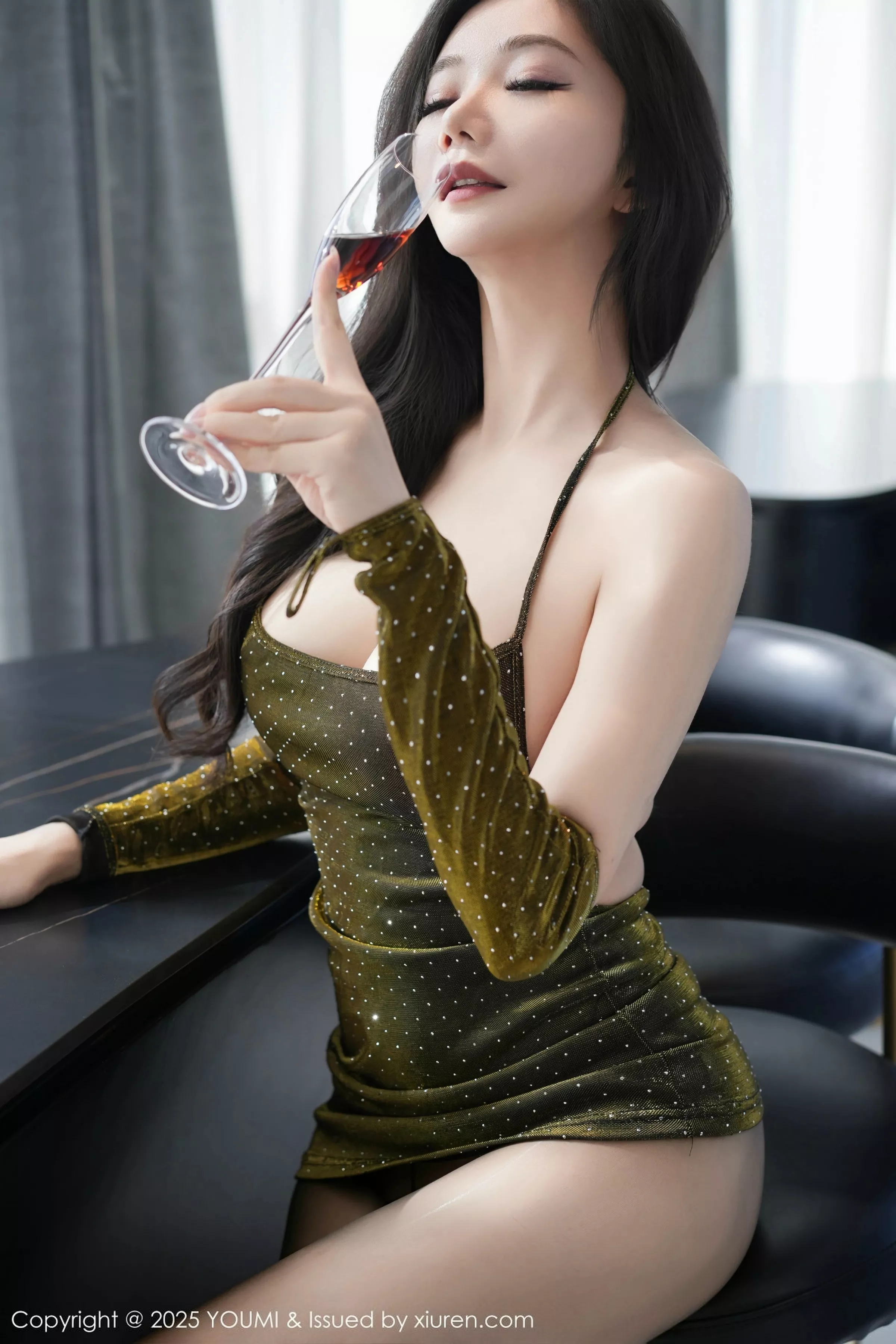 Xgyw.Org_[YouMi尤蜜荟]Vol.1148_女神心妍小公主性感橄榄绿露肩短裙配超薄黑丝秀美腿诱惑写真84P