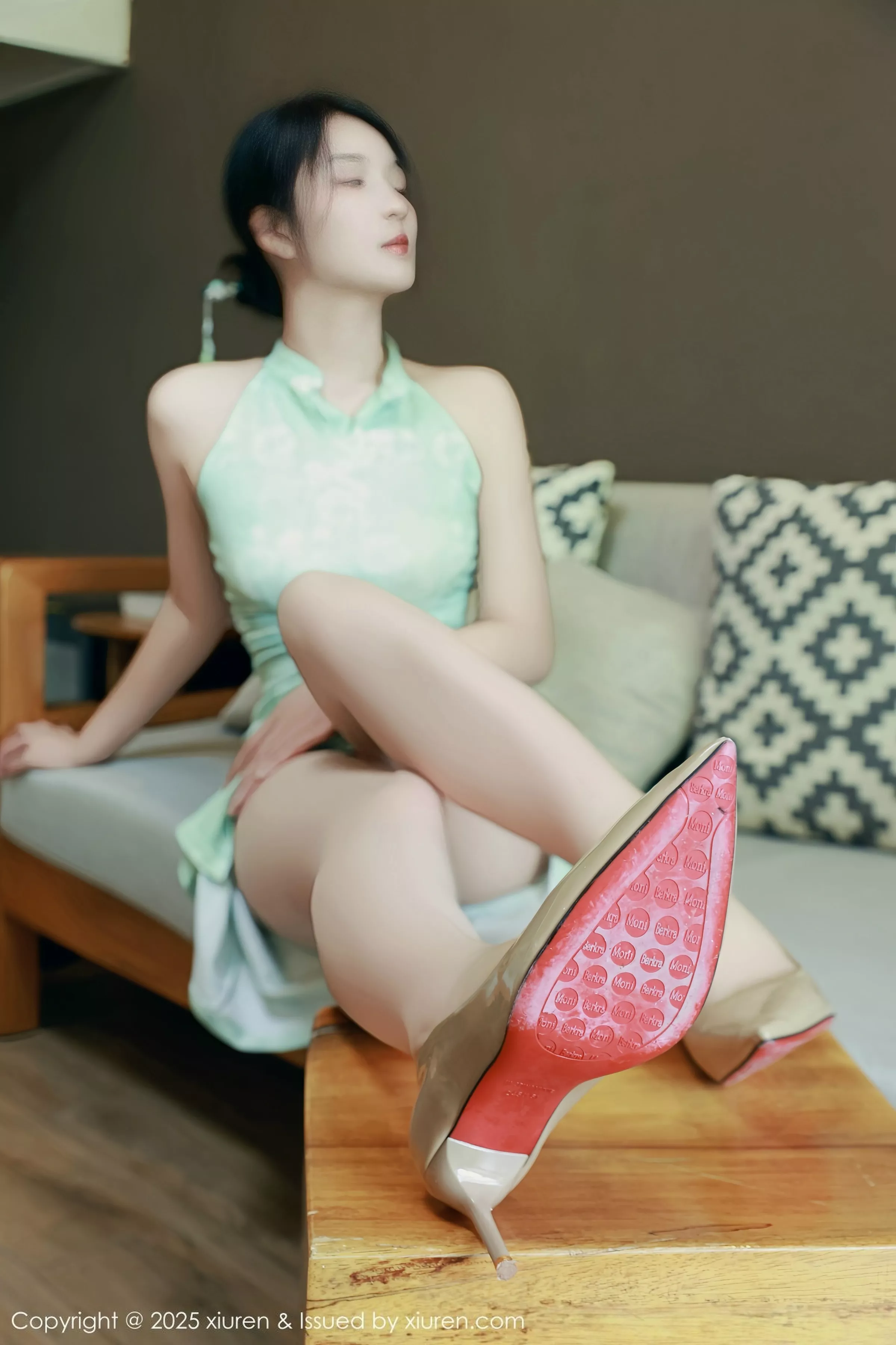 Xgyw.Org_[XiuRen秀人网]No.10538_模特南乔性感浅绿色旗袍服饰配超薄无内肉丝秀完美身材诱惑写真84P