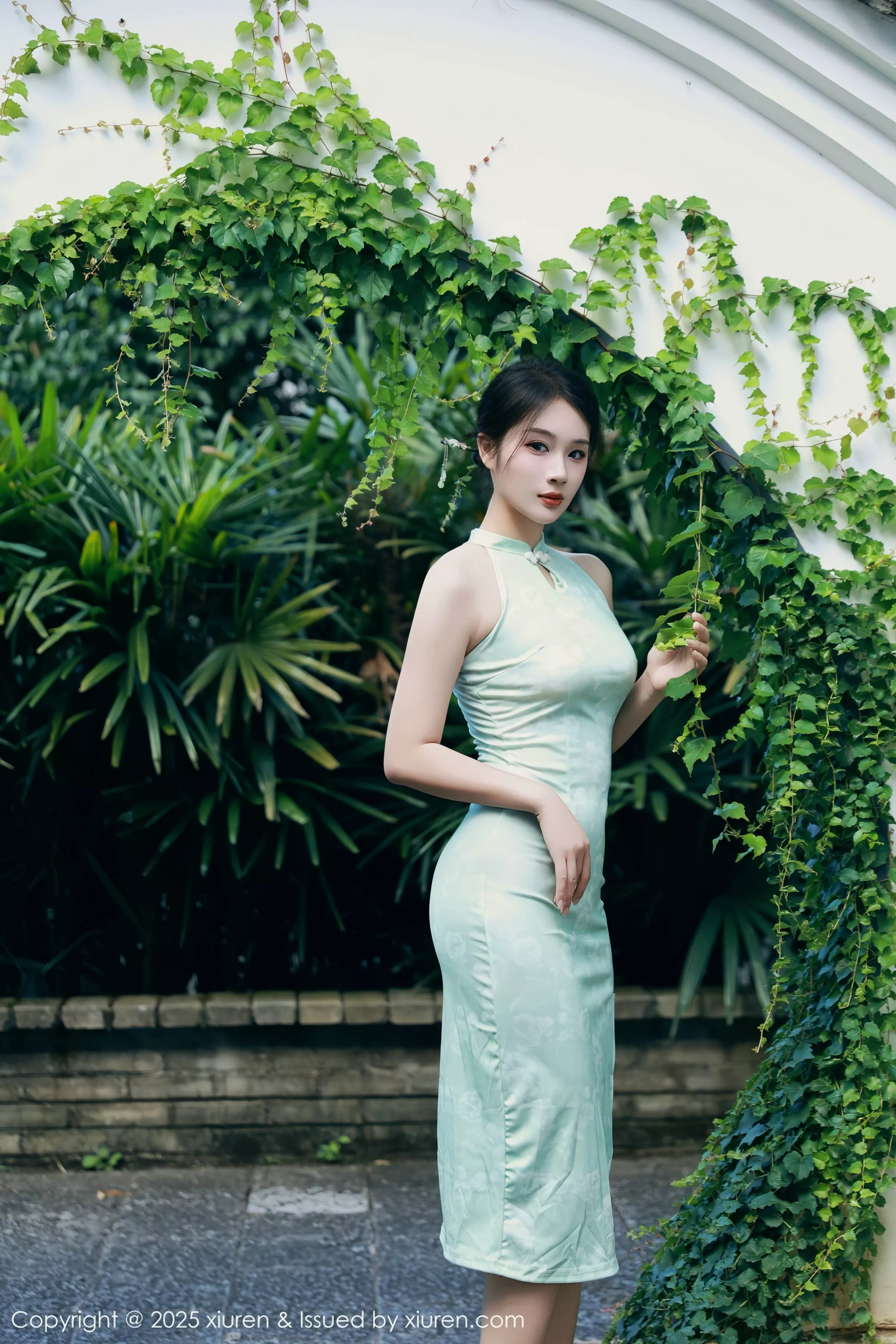 Xgyw.Org_[XiuRen秀人网]No.10538_模特南乔性感浅绿色旗袍服饰配超薄无内肉丝秀完美身材诱惑写真84P