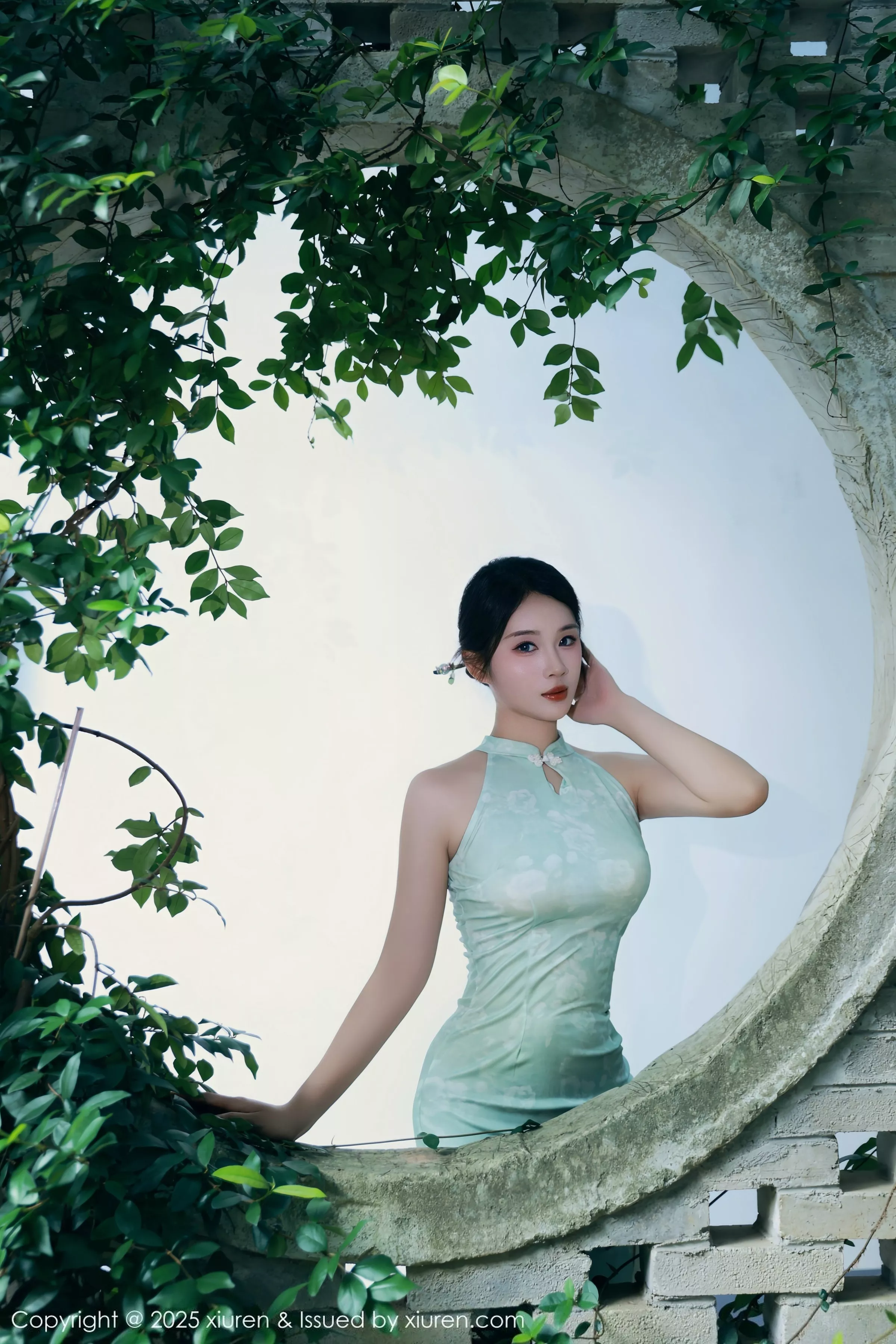 Xgyw.Org_[XiuRen秀人网]No.10538_模特南乔性感浅绿色旗袍服饰配超薄无内肉丝秀完美身材诱惑写真84P