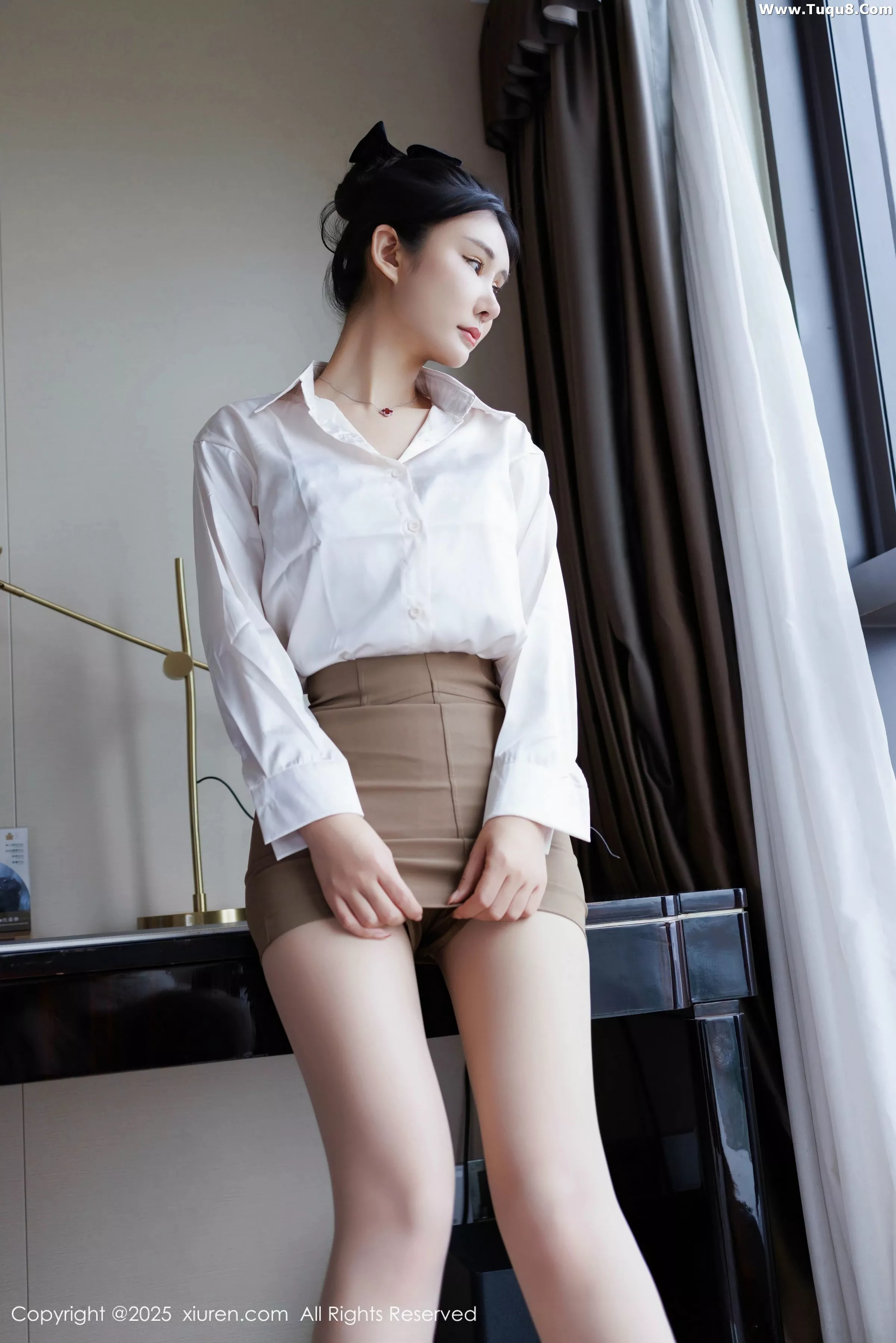 Xgyw.Org_[XiuRen秀人网]No.10543_模特艺艺yiyi性感白色衬衫露白色内衣配超薄肉丝秀美腿诱惑写真49P