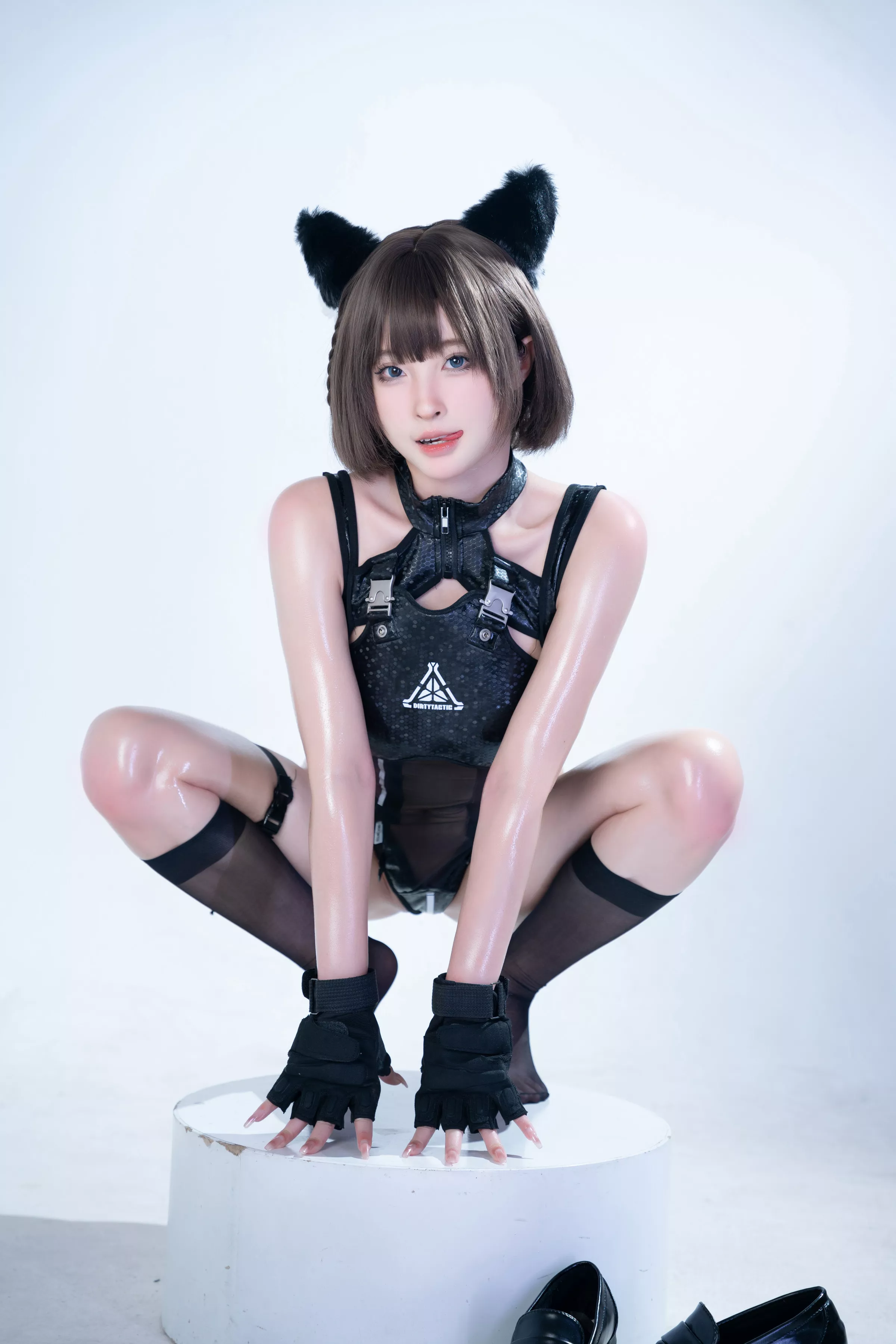 Xgyw.Org_Cos小姐姐幼爱youmeko喵武主题私房性感黑色情趣服饰配黑色丝袜秀翘臀美腿诱惑写真75P