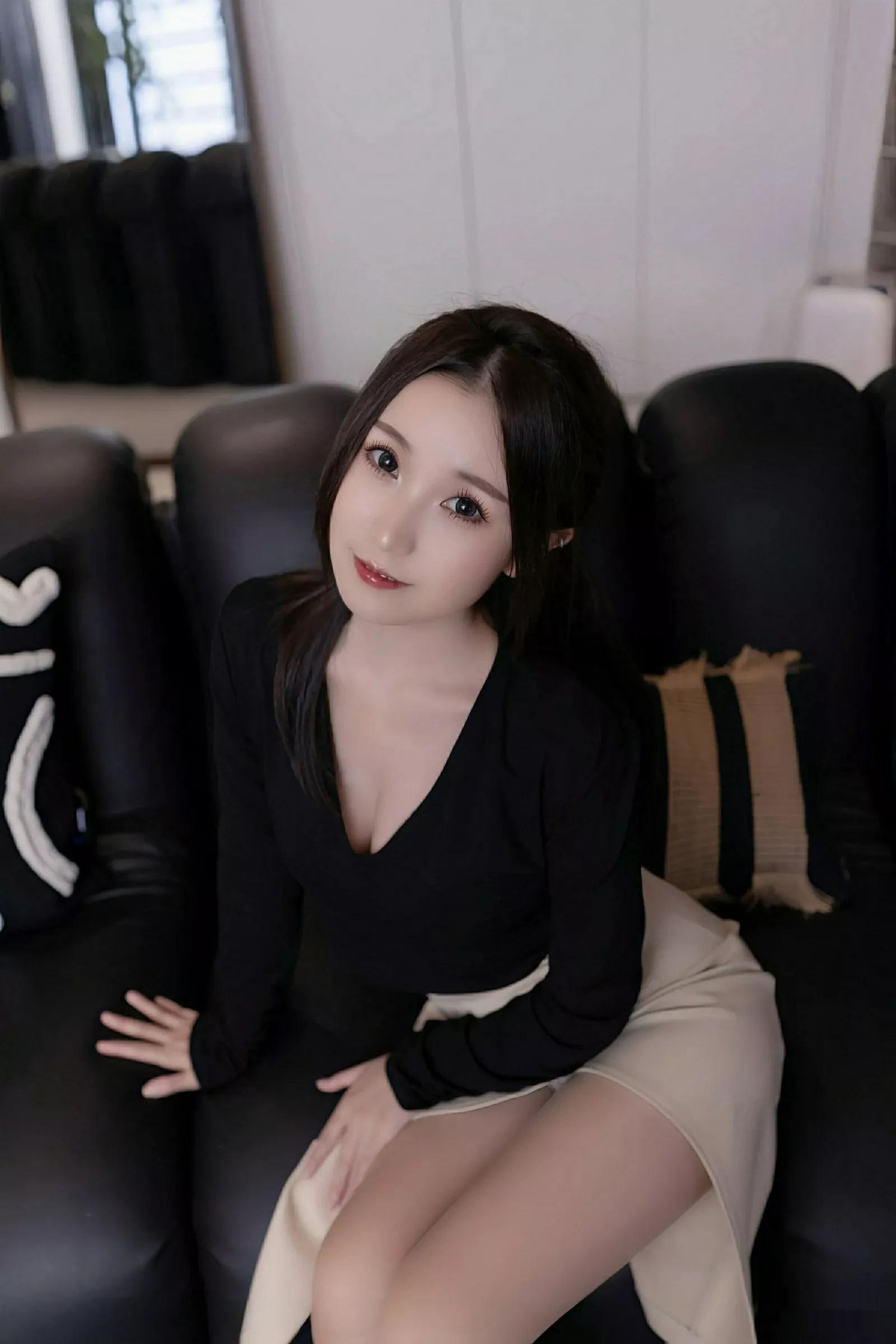Xgyw.Org_[XiuRen秀人网]No.10576_模特杏子Yada性感黑色OL服饰露白色蕾丝内衣秀曼妙身姿诱惑写真81P