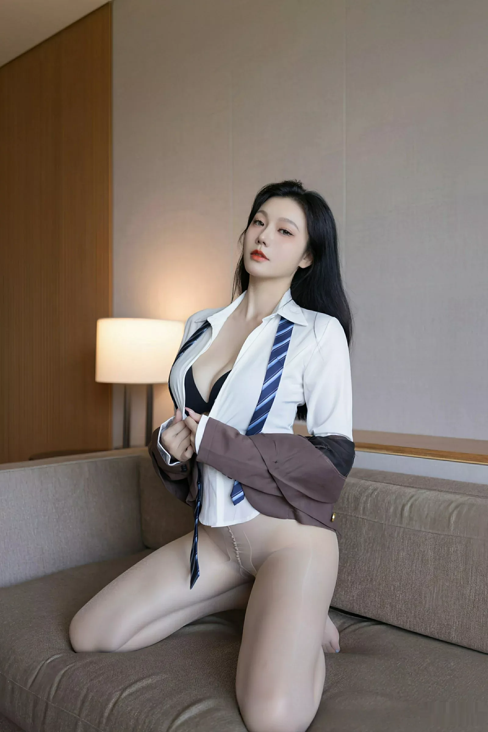 Xgyw.Org_[XiuRen秀人网]No.10571_模特安然anran学生服露黑色内衣配超薄肉丝秀曼妙身姿诱惑写真80P