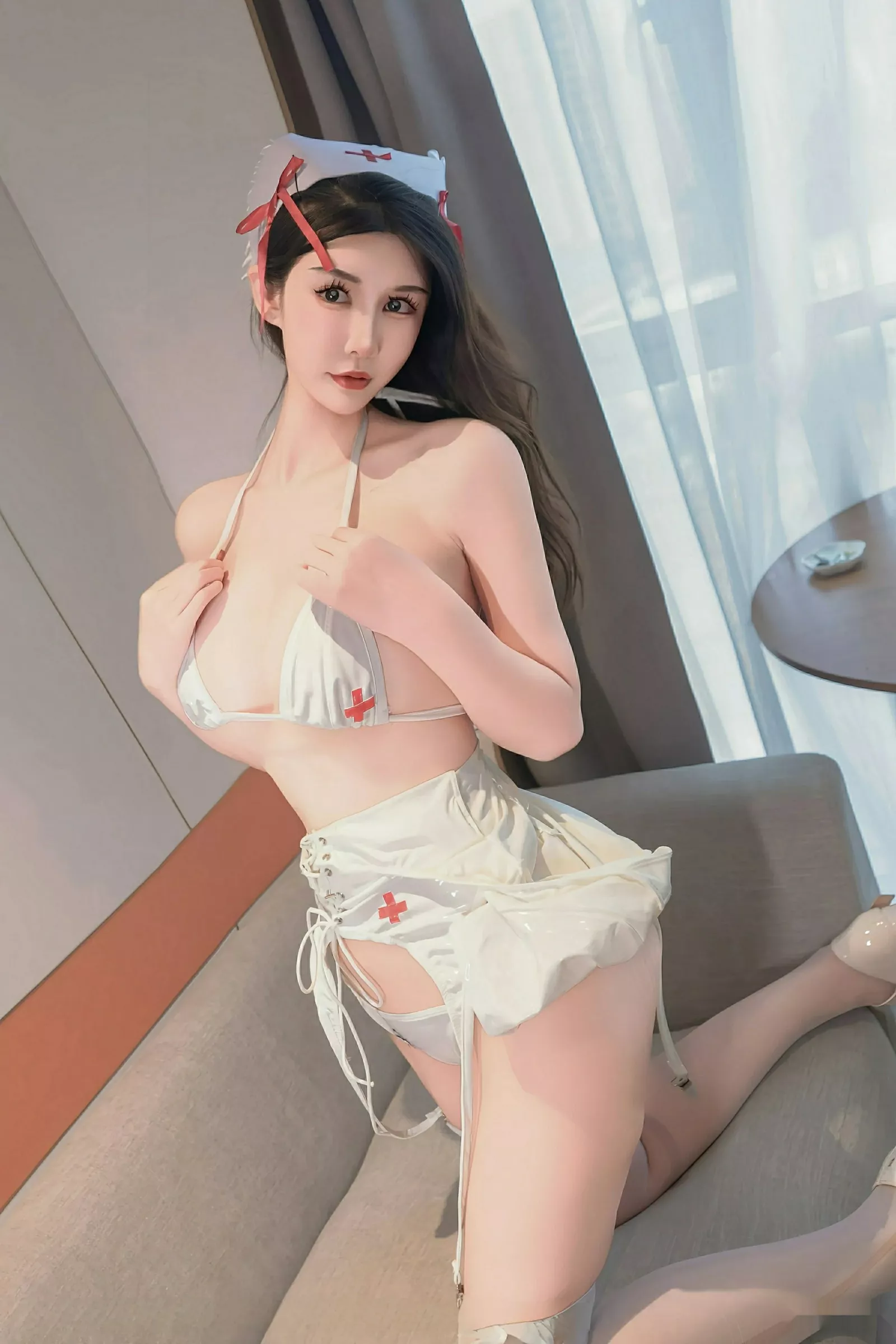 Xgyw.Org_[XiuRen秀人网]No.10565_模特艺艺yiyi性感白色漆皮护士服配白丝袜秀曼妙身姿撩人诱惑写真88P