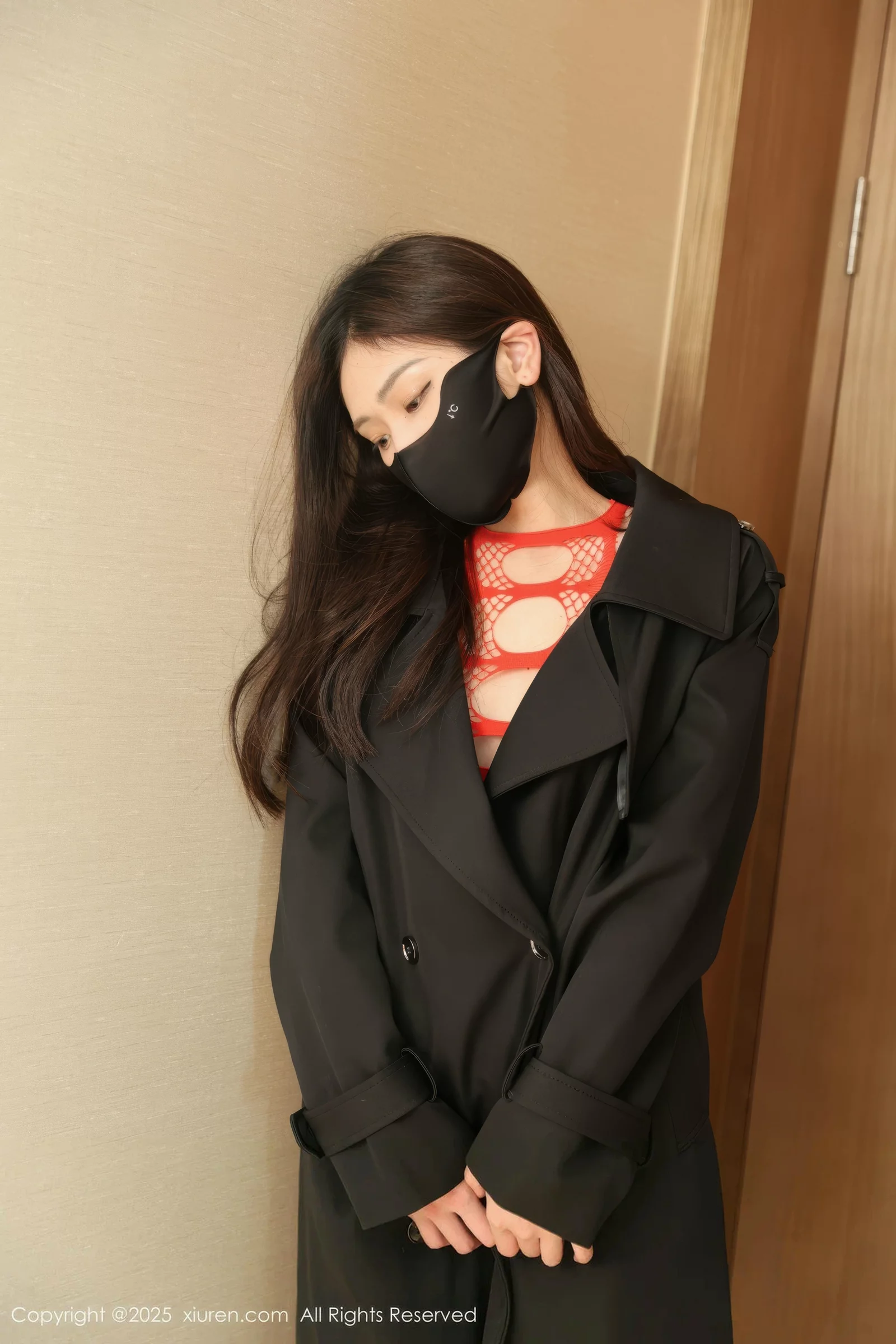 Xgyw.Org_[XiuRen秀人网]No.10652_模特刘婷婷性感黑色风衣露红色情趣内衣秀惹火身材撩人诱惑写真58P