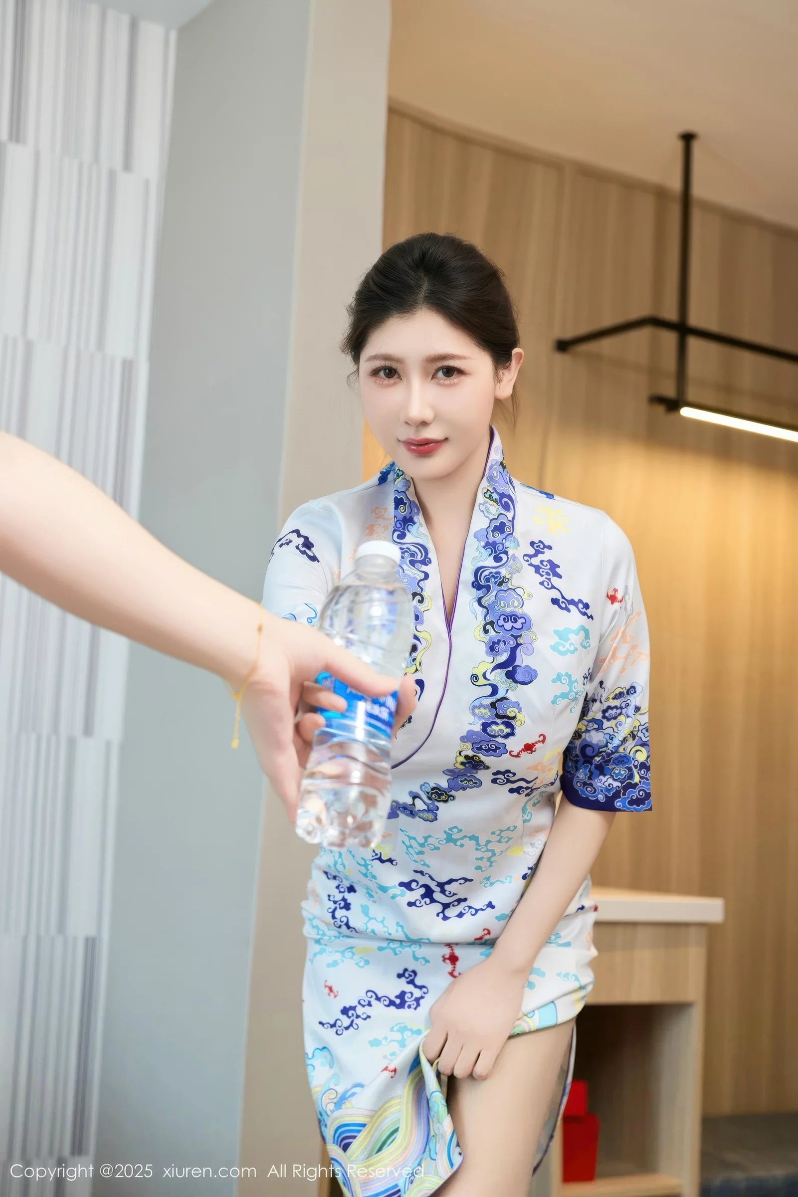 Xgyw.Org_[XiuRen秀人网]No.10654_模特尹甜甜性感空姐旗袍制服露白色内衣配灰丝袜秀美腿诱惑写真54P