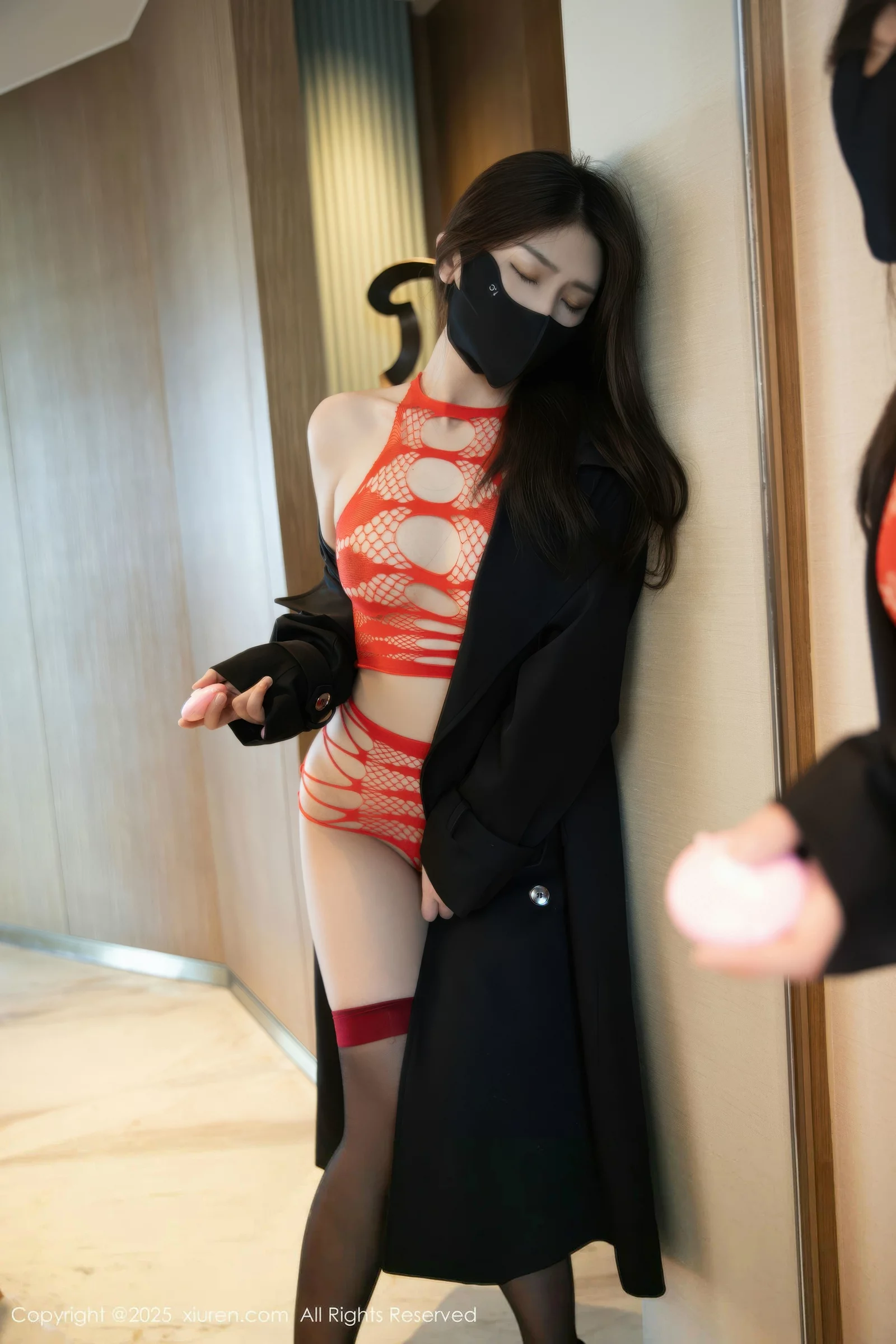 Xgyw.Org_[XiuRen秀人网]No.10652_模特刘婷婷性感黑色风衣露红色情趣内衣秀惹火身材撩人诱惑写真58P