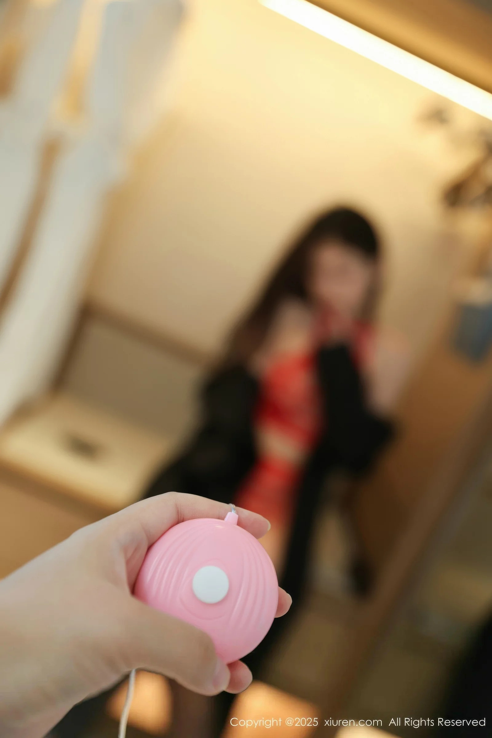Xgyw.Org_[XiuRen秀人网]No.10652_模特刘婷婷性感黑色风衣露红色情趣内衣秀惹火身材撩人诱惑写真58P