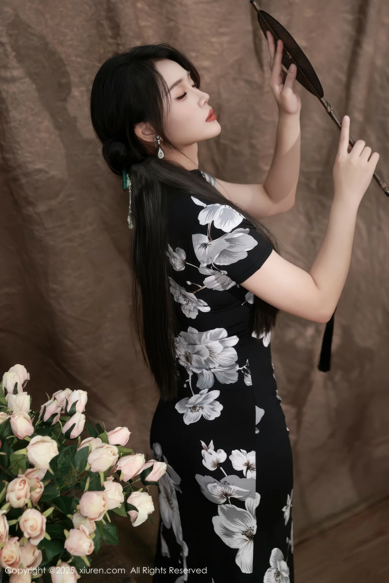 Xgyw.Org_[XiuRen秀人网]No.10655_模特南乔性感黑色旗袍露紫色情趣内衣配黑色丝袜秀美腿诱惑写真72P
