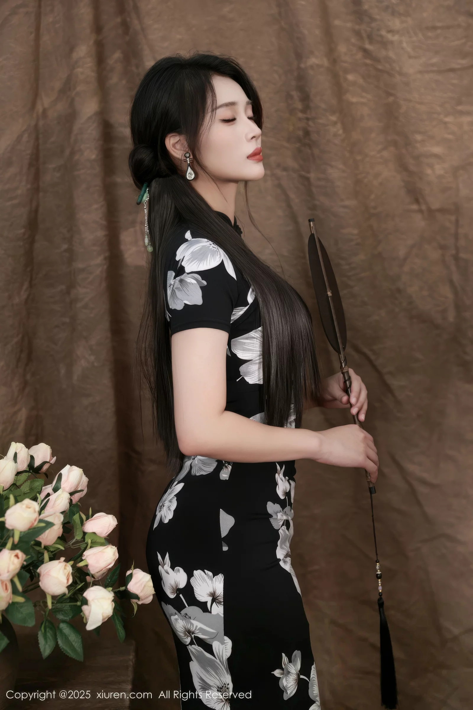 Xgyw.Org_[XiuRen秀人网]No.10655_模特南乔性感黑色旗袍露紫色情趣内衣配黑色丝袜秀美腿诱惑写真72P