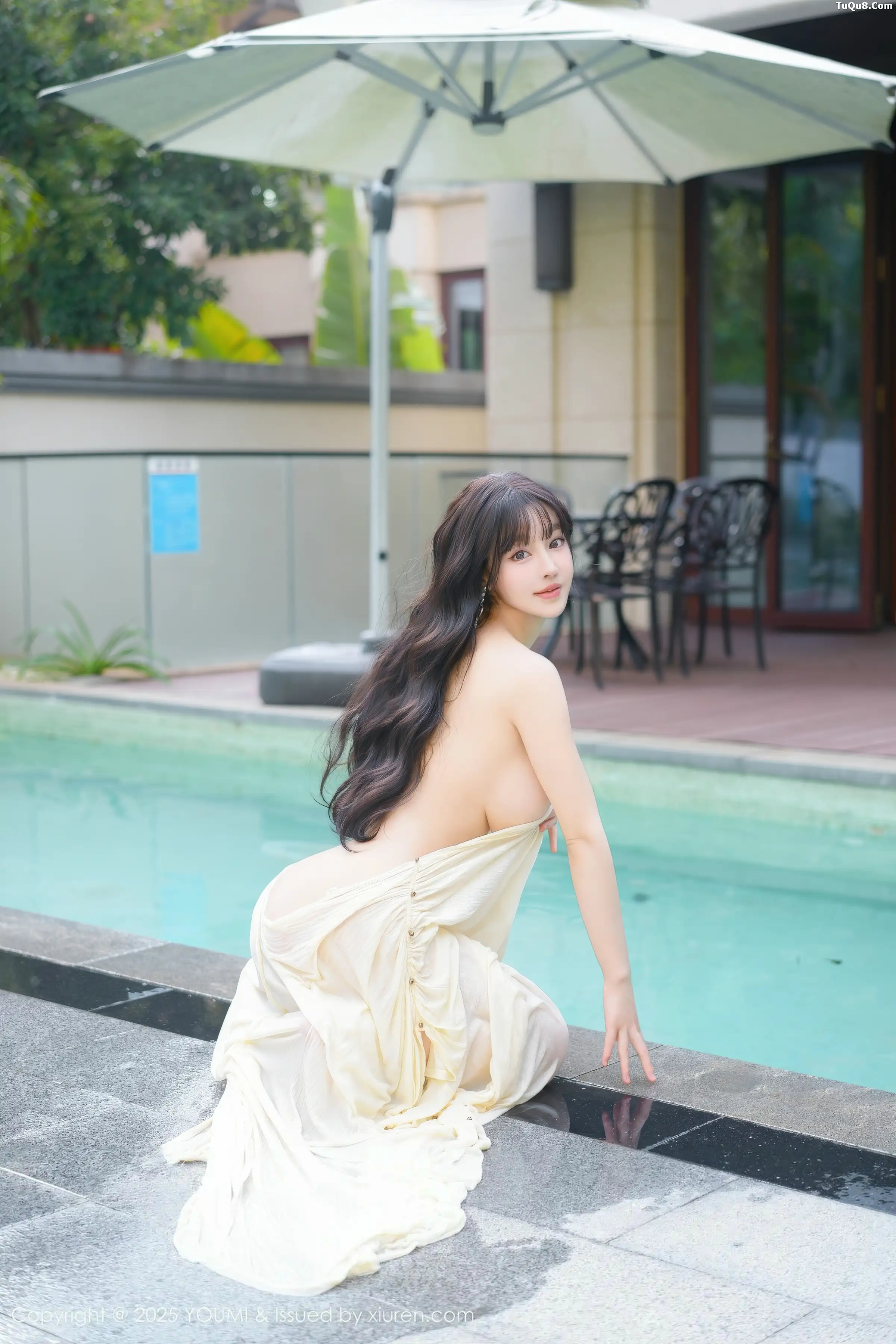 Xgyw.Org_[YouMi尤蜜荟]Vol.1185_女神朱可儿Flora户外泳池性感浅色浴袍秀雪峰美臀撩人诱惑写真85P