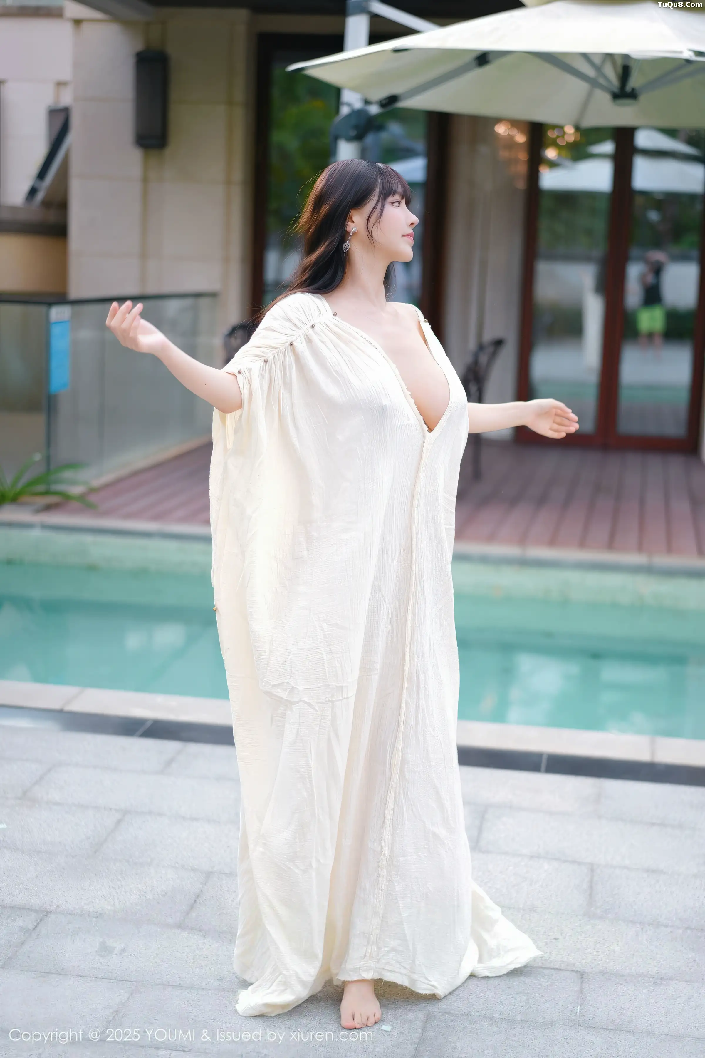 Xgyw.Org_[YouMi尤蜜荟]Vol.1185_女神朱可儿Flora户外泳池性感浅色浴袍秀雪峰美臀撩人诱惑写真85P