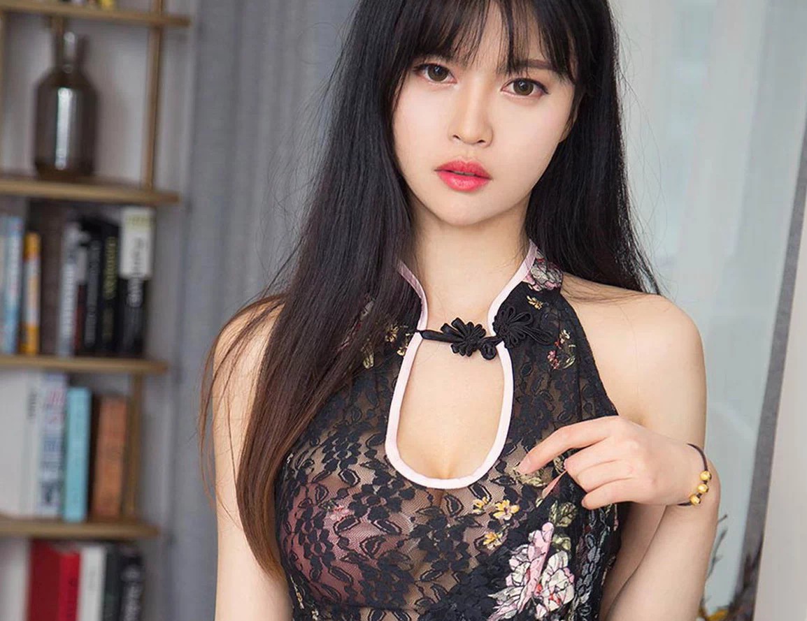 [Ugirls爱尤物]No.1396_嫩模桃香子私房开背毛衣+黑色情趣内衣秀美乳翘臀诱惑写真35P