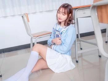 [喵糖映画]Vol.009_蓝色制服美少女私房性感白色短裙配白丝袜迷人写真43P