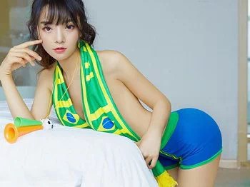 [YouMei尤美]Vol.016_嫩模喵星人私房明黄色巴西球衣秀豪乳半球诱惑写真18P