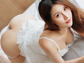 [HuaYang花漾]Vol.233_嫩模徐安安私房白色蕾丝吊裙半脱性感内裤露翘臀诱惑写真50P