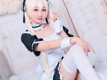 [喵糖映画]Vol.082_穹妹Cosplay私房床上黑白女仆装配吊带白丝袜迷人诱惑写真42P