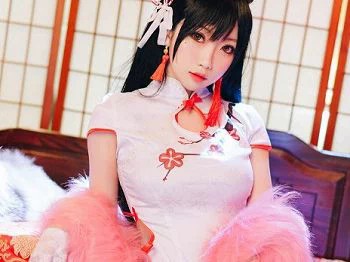 [喵糖映画]HML.001_粉色绒毛外套妹子私房性感白色高叉旗袍秀翘臀美腿写真24P