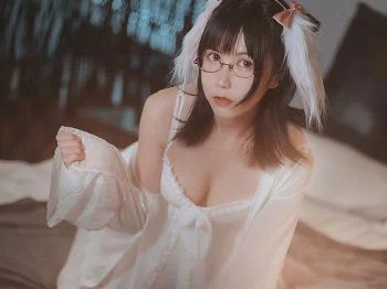 [喵糖映画]Vol.139_白色睡裙美女私房床上低胸秀豪乳白嫩美腿迷人诱惑写真30P
