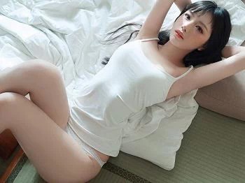 [喵糖映画]Vol.143_白色吊带T美女私房床上性感白色蕾丝内裤秀完美身材诱惑写真35P